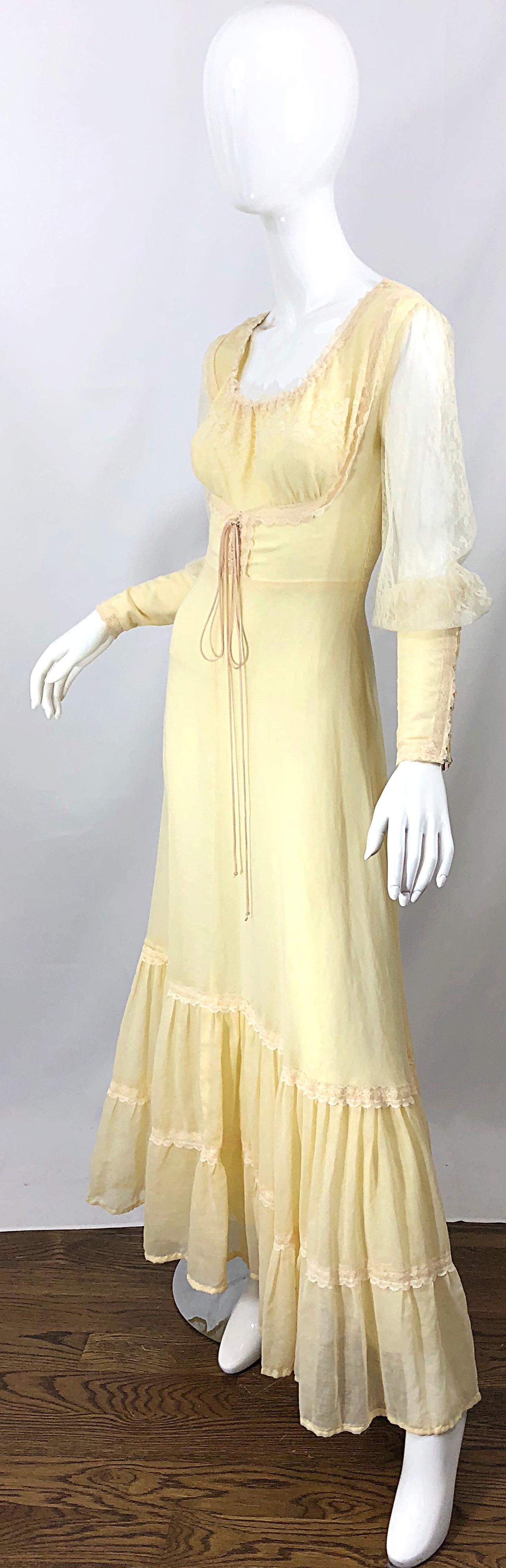 Robe longue champêtre d'inspiration victorienne en voile de coton et dentelle jaune pâle, années 1970 Pour femmes en vente