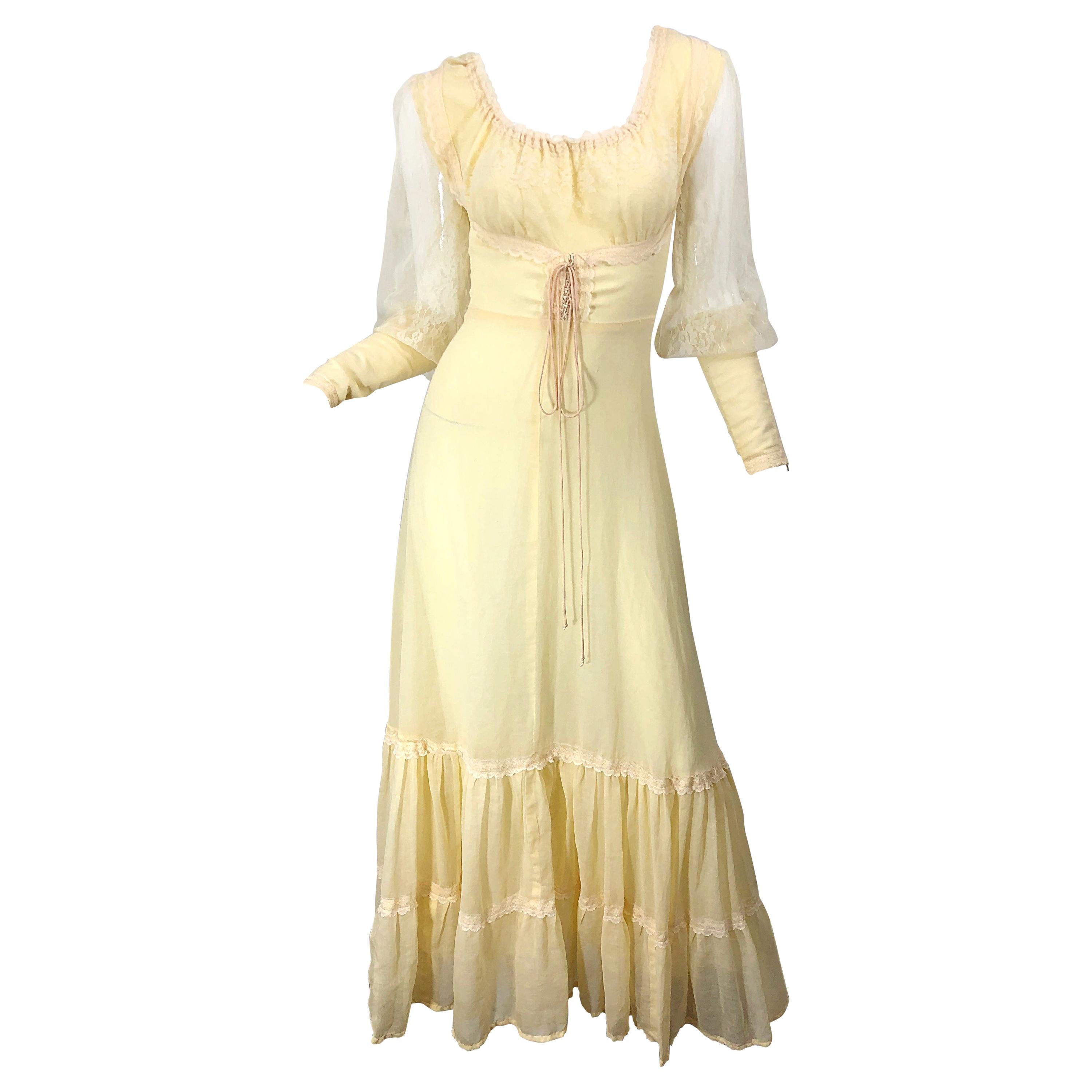 Robe longue champêtre d'inspiration victorienne en voile de coton et dentelle jaune pâle, années 1970 en vente