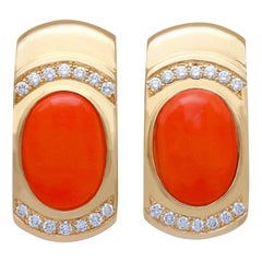 Orecchini vintage anni '70 in oro giallo con corallo rosso e diamanti, taglio cabochon, 6,22 carati