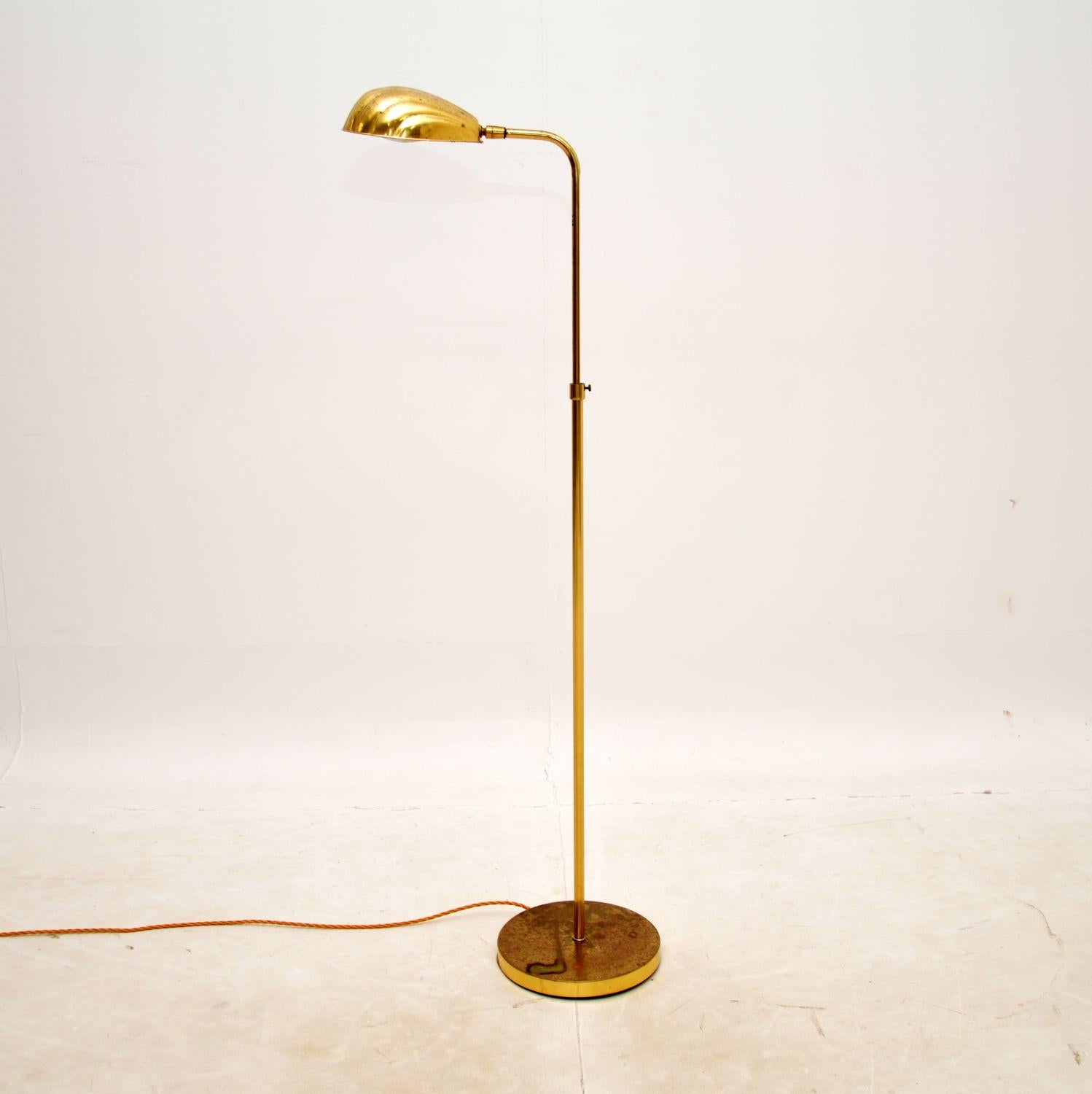A smart and very well made vintage rise and fall brass floor lamp with a clam shaped shade. This was made in England, it dates from the 1970s.
It is of lovely quality and is a very useful Size. The height can be adjusted, and even at its highest it