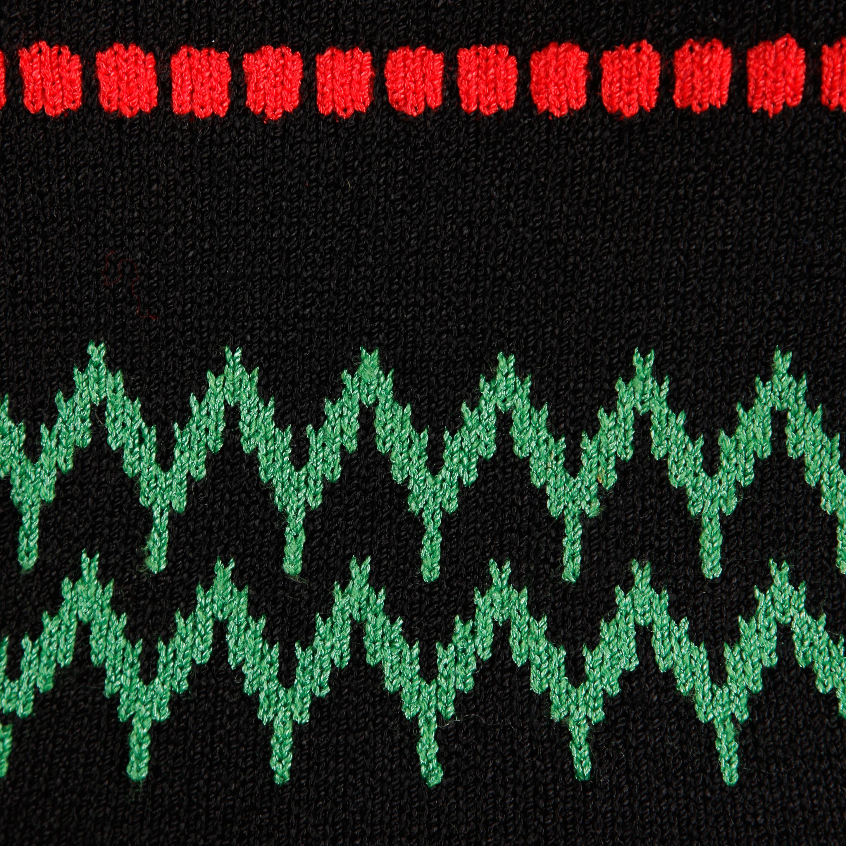 Canottiera vintage anni '70 di Adolfo in maglia rossa, verde e nera. Design colorato a zig zag. Sfoderato con chiusura posteriore a zip parziale. Veste come una moderna taglia piccola. Il busto misura 32-34