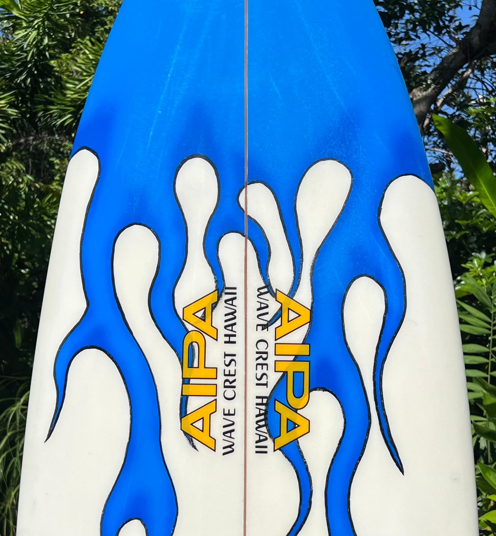 1970s Vintage Aipa Wave Crest Hawaii Sting surfboard In Good Condition In Haleiwa, HI
