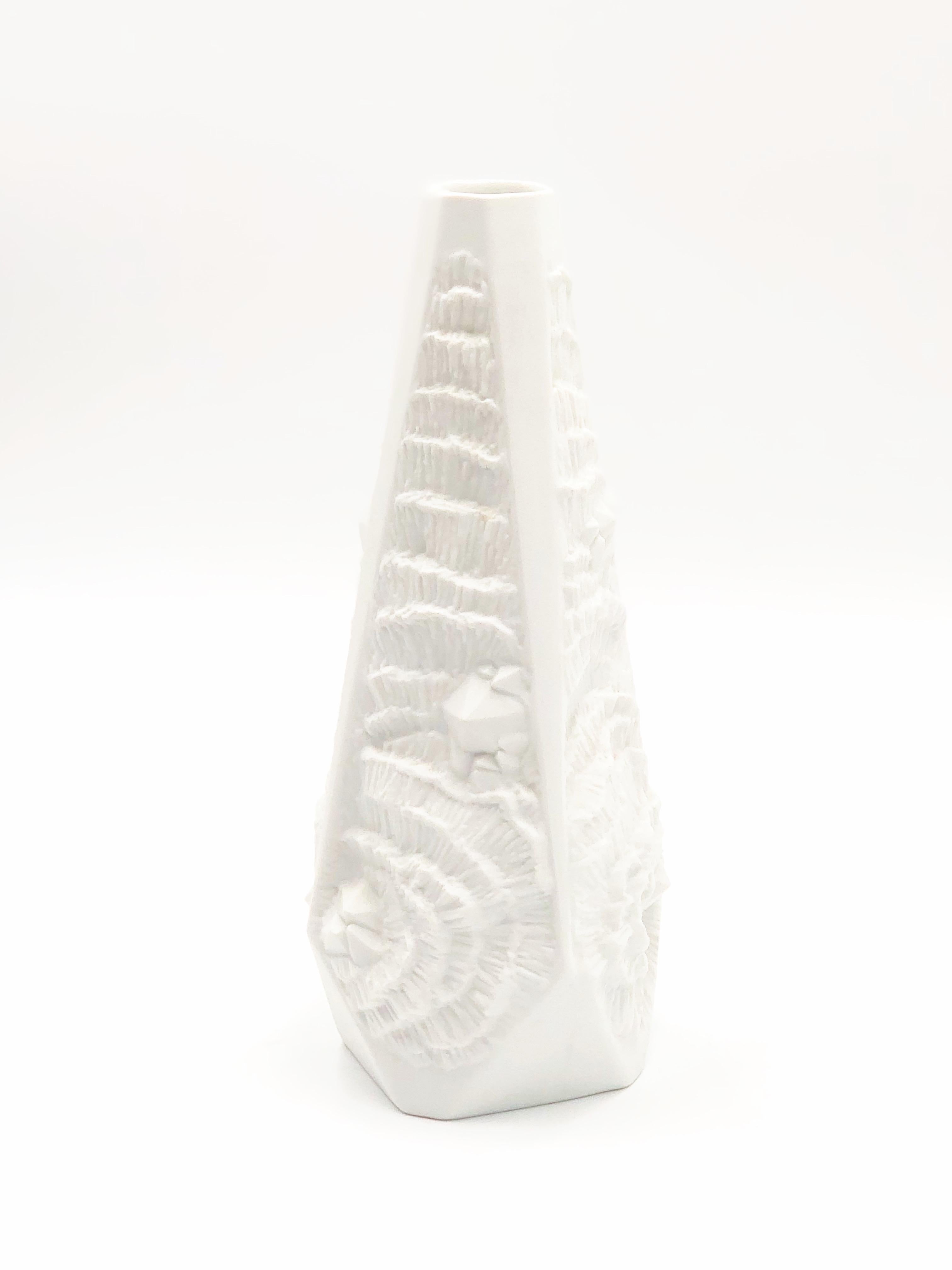 Wunderschöne dekorative Vintage-Vase aus unglasiertem Porzellan mit feiner Knochenstruktur von AK Kaiser, ca. 1970er Jahre.

Einzelheiten:
- Maße: 9.5
