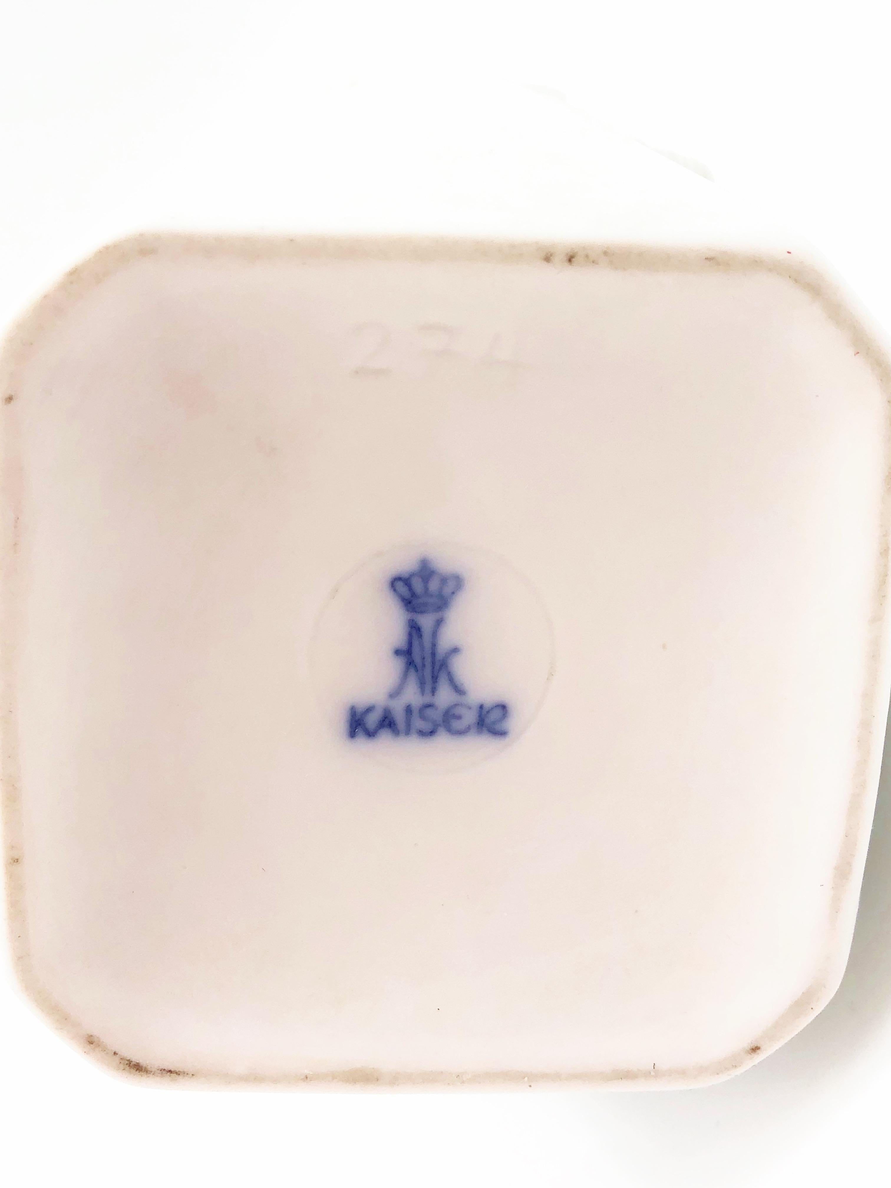 1970er Jahre Vintage AK Kaiser Deutsche Biskuit-Porzellan-Vase:: signiert im Angebot 2