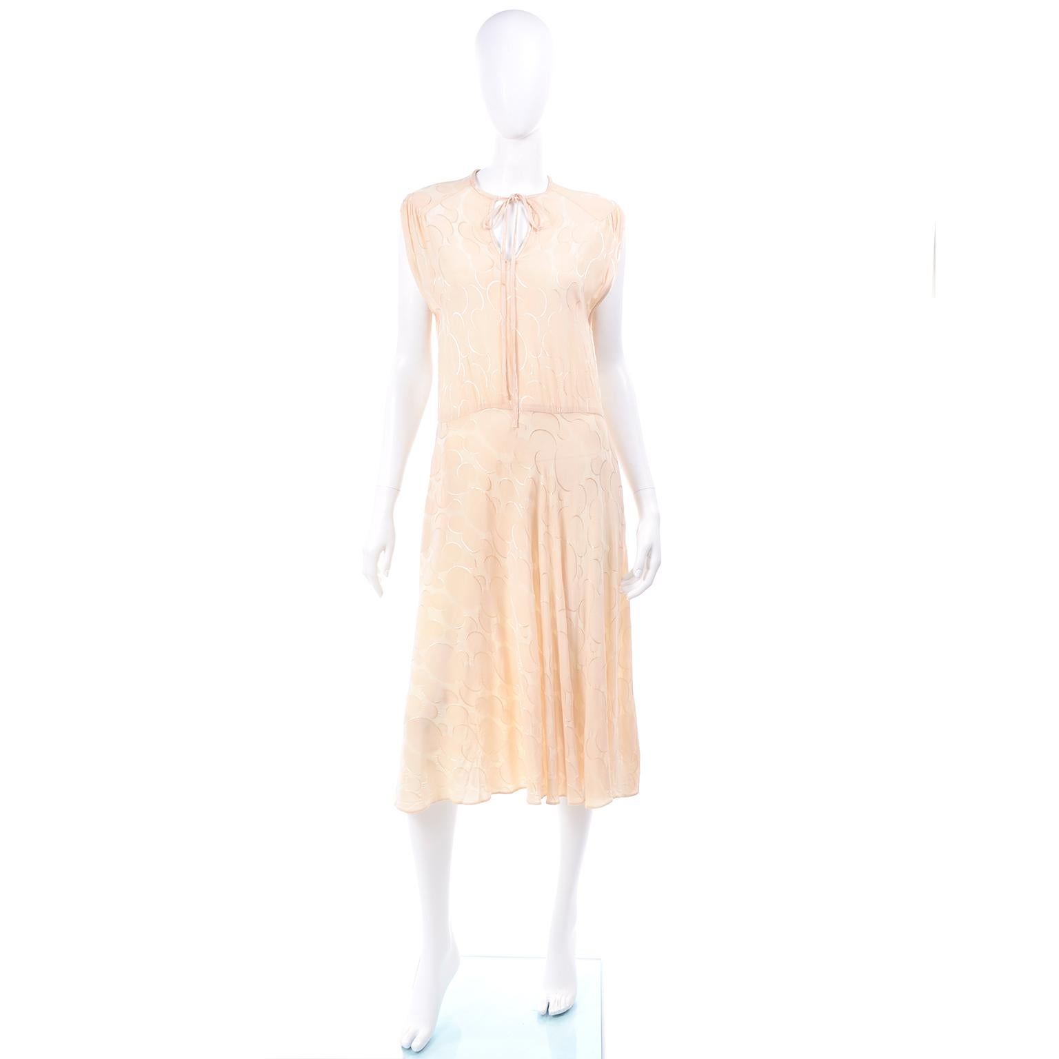 Voici une robe vintage des années 1970 d'Albert Nipon en soie imprimée de cercles ton sur ton. Cette robe taille basse des années 70 a des poches et le tissu bouge vraiment avec votre corps et est si facile à porter !  L'impression se trouve en fait