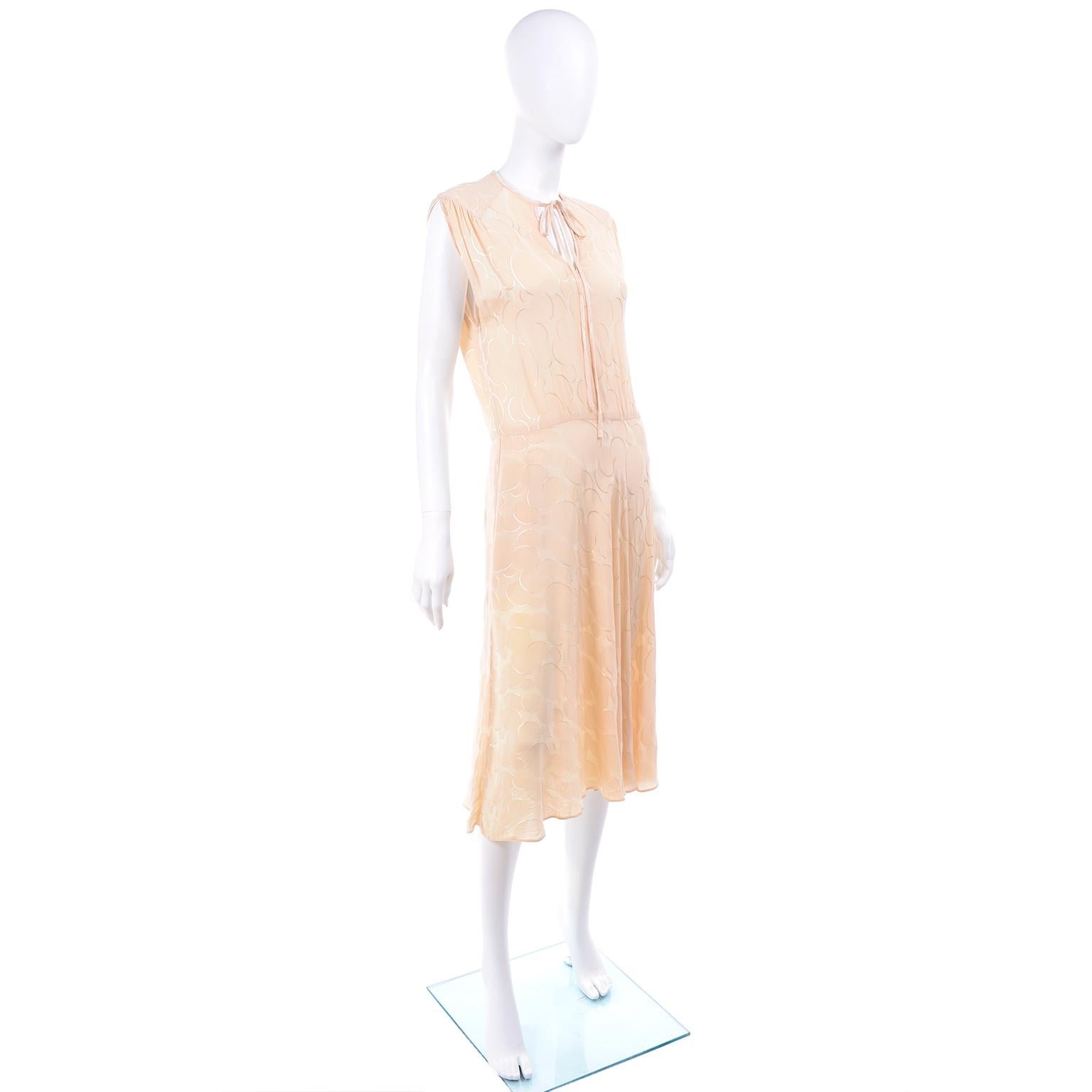 1970s Vintage Albert Nipon Cream Silk Tonal Circle Print Dress W V- Neck & tie For Sale 2