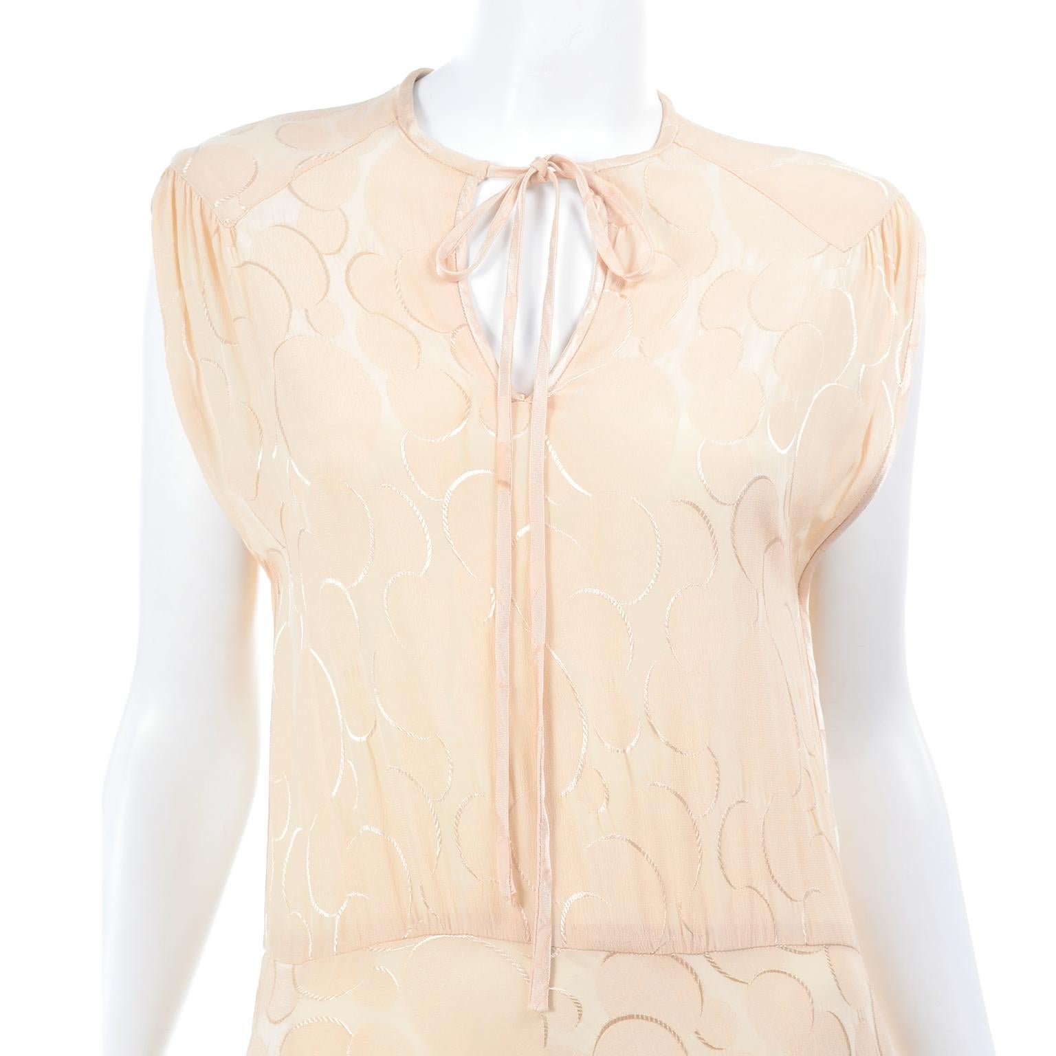 1970s Vintage Albert Nipon Cream Silk Tonal Circle Print Dress W V- Neck & tie For Sale 4