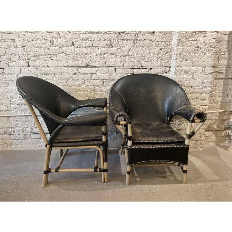 Mid-Century Modern 1970 Vintage Budji Layug Chaises en bambou et cuir - une paire en vente