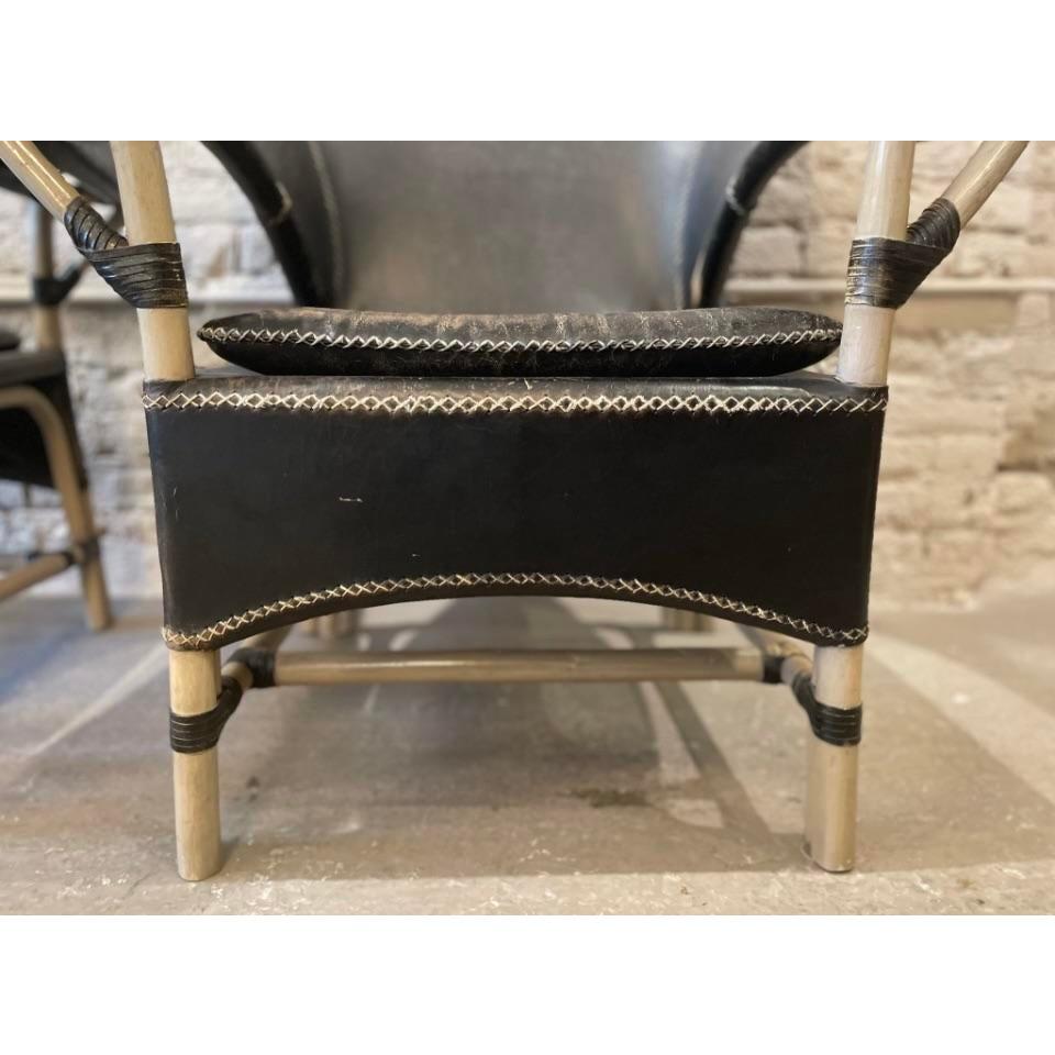Fin du 20e siècle 1970 Vintage Budji Layug Chaises en bambou et cuir - une paire en vente