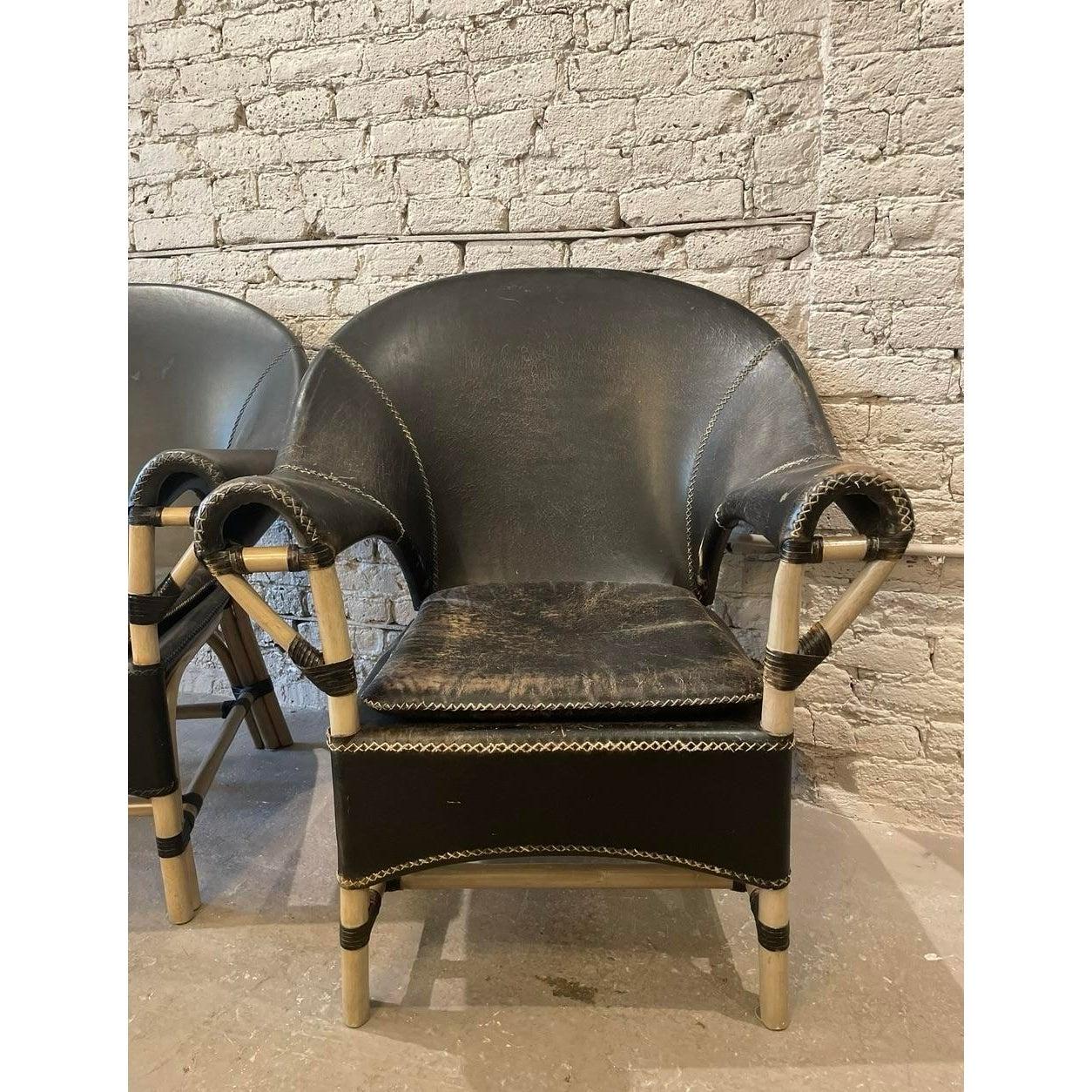 Bambou 1970 Vintage Budji Layug Chaises en bambou et cuir - une paire en vente