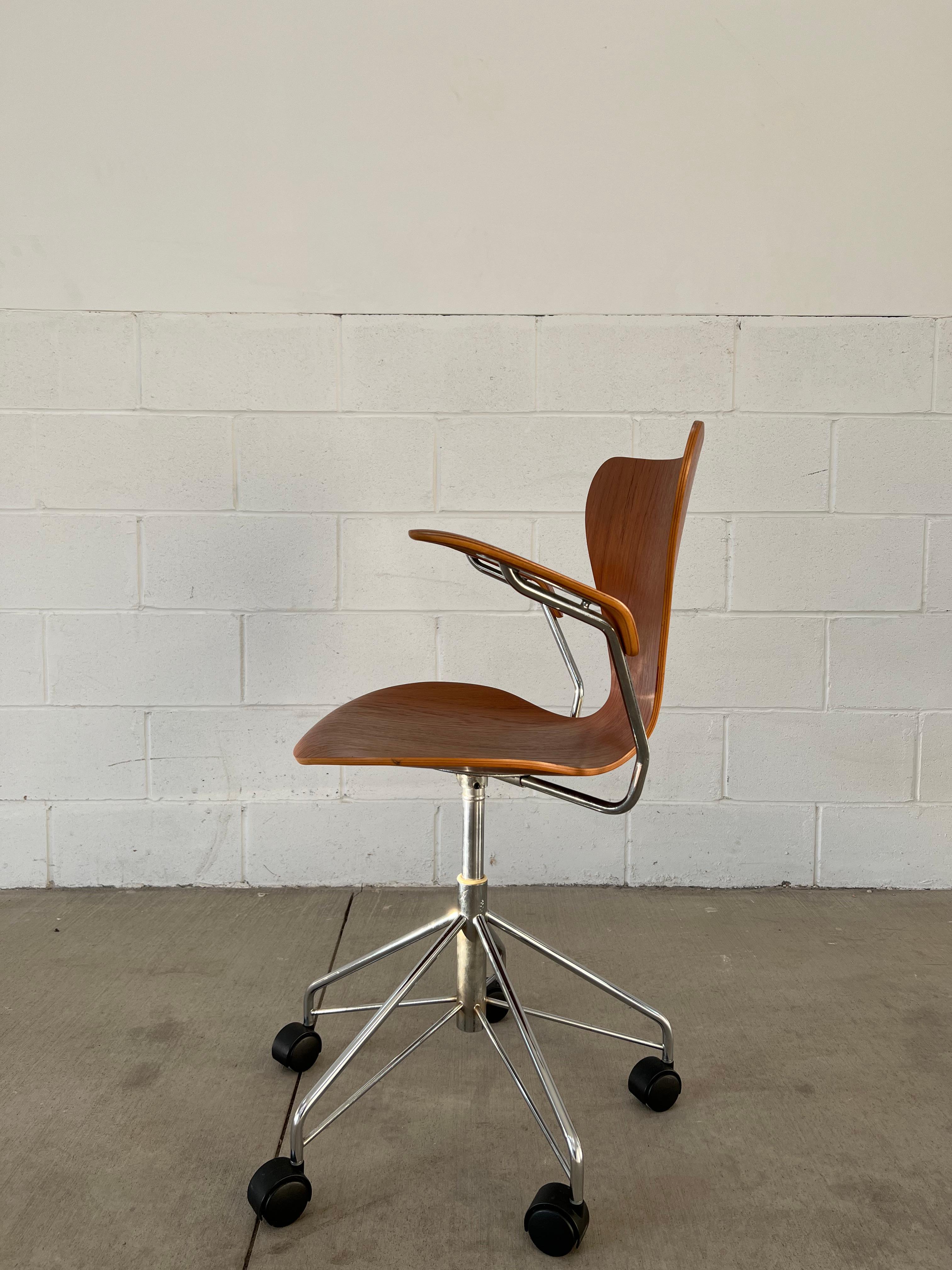 1970s, Vintage Arne Jacobsen for Fritz Hansen Teak 3217 Desk Chair 4