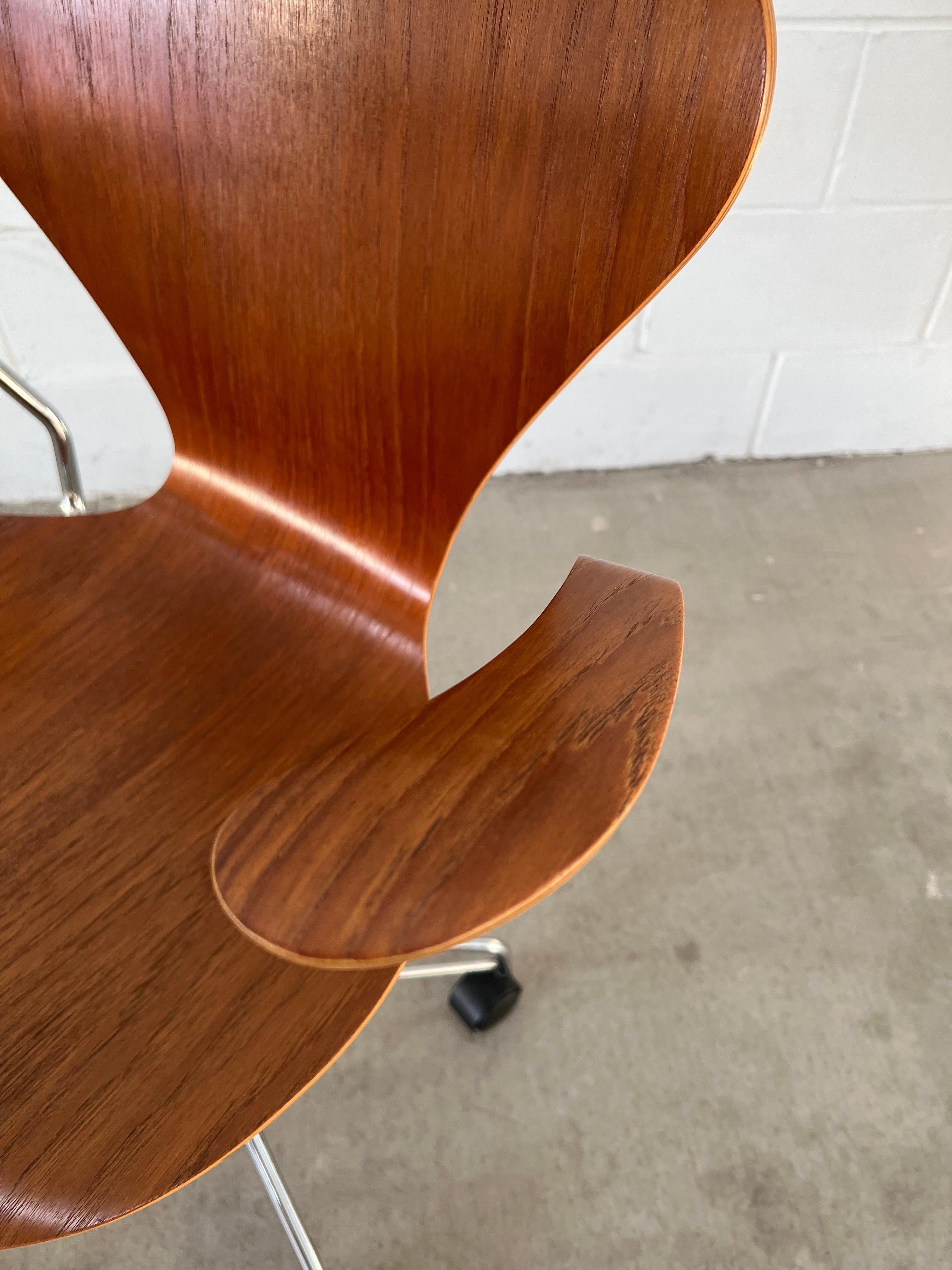 1970s, Vintage Arne Jacobsen for Fritz Hansen Teak 3217 Desk Chair In Good Condition In Saint Paul, MN