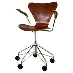 1970er Jahre, Vintage Arne Jacobsen für Fritz Hansen Teakholz 3217 Schreibtischstuhl