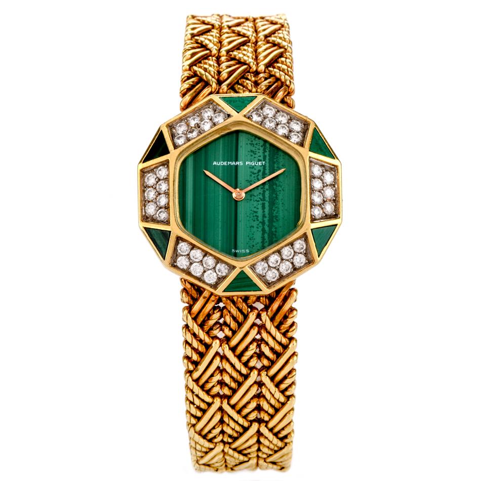 Make those around you green with envy with this 1970’s Audemars Piguet Diamond & Malachite 18K Yellow Gold Women’s Watch!  This vintage chic watch exudes personality with its 12-sided dodecagon diamond and malachite dial.  The 42 round cut diamonds