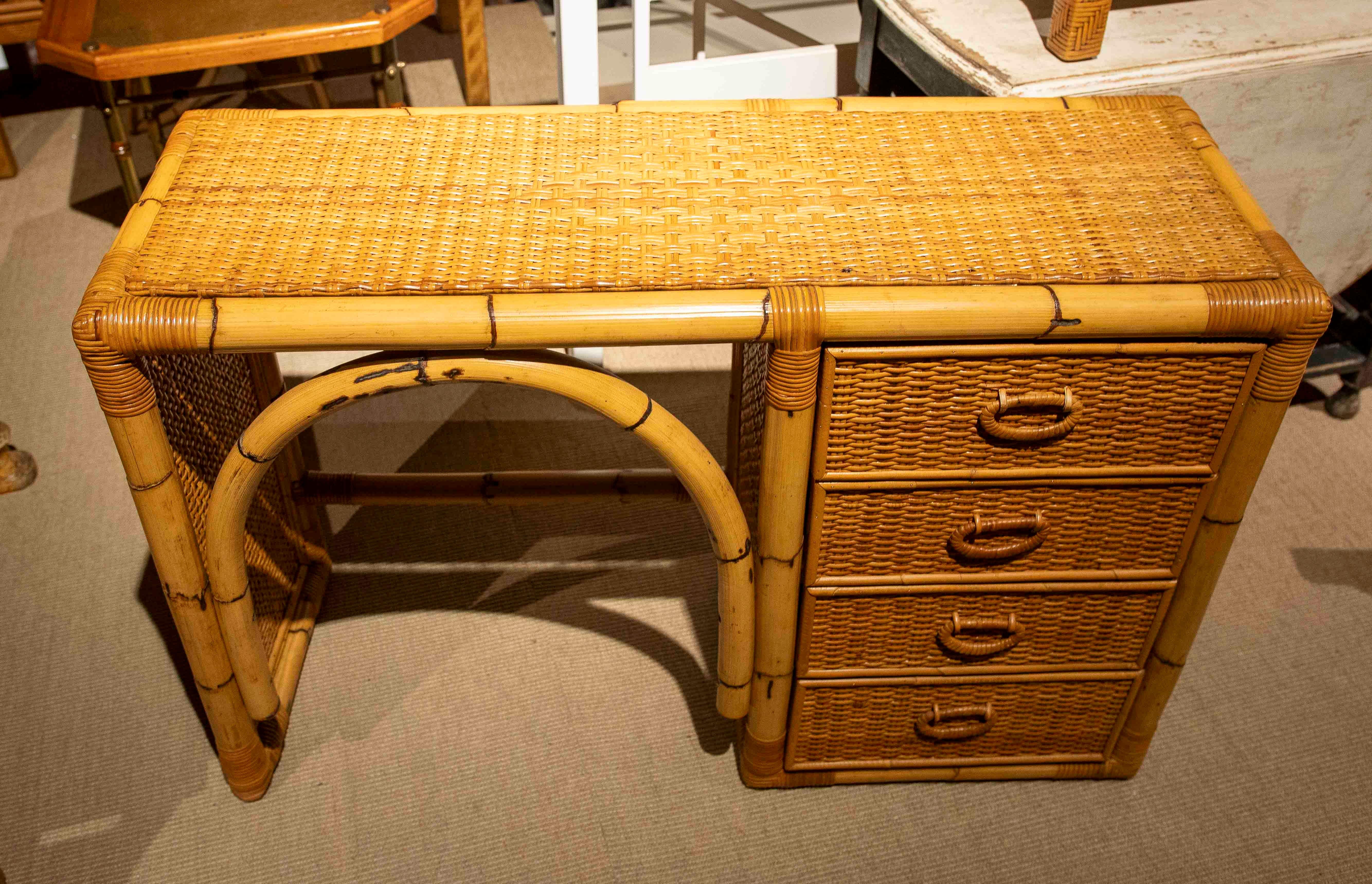 Ein eleganter Vintage-Schreibtisch aus Bambus und geflochtenem Rattan, ein Design, das die natürliche, leichte Ästhetik der Möbel aus der Mitte des 20. Der robuste Bambusrahmen wird durch geflochtene Rattanplatten und Schubladenfronten ergänzt, die