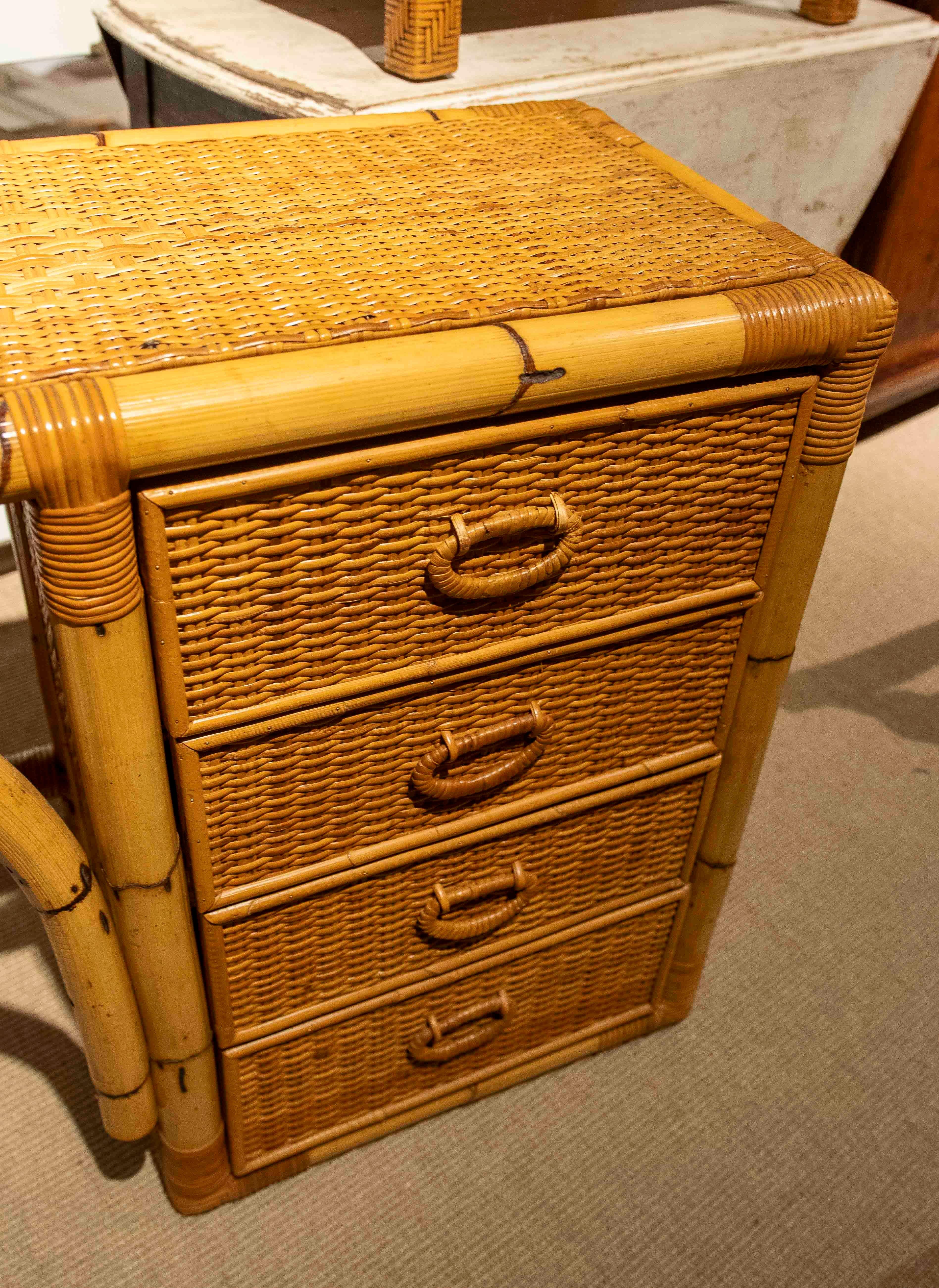 1970er Vintage Schreibtisch aus Bambus und Rattan mit vier Schubladen (Spanisch) im Angebot