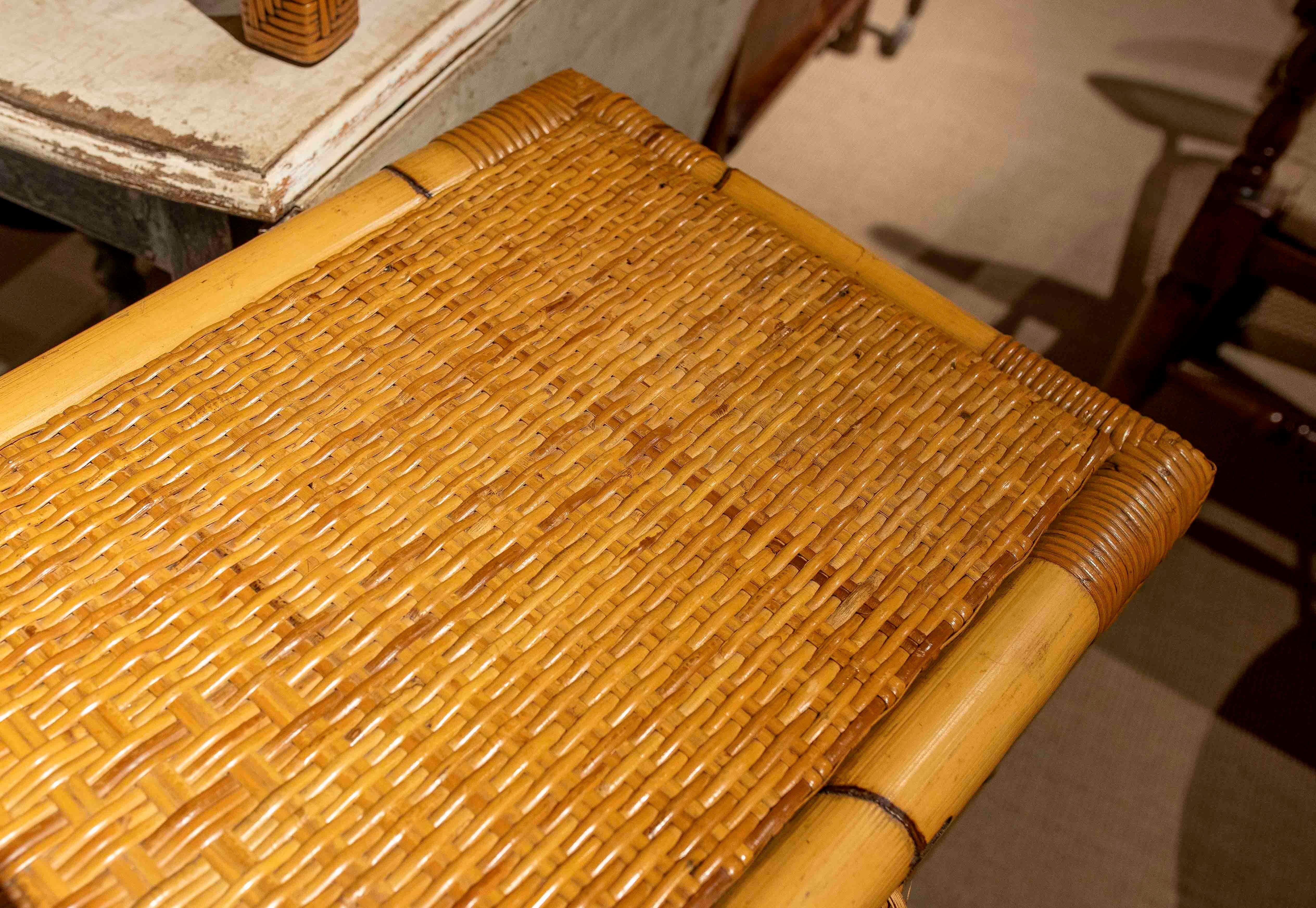 1970er Vintage Schreibtisch aus Bambus und Rattan mit vier Schubladen im Zustand „Gut“ im Angebot in Marbella, ES
