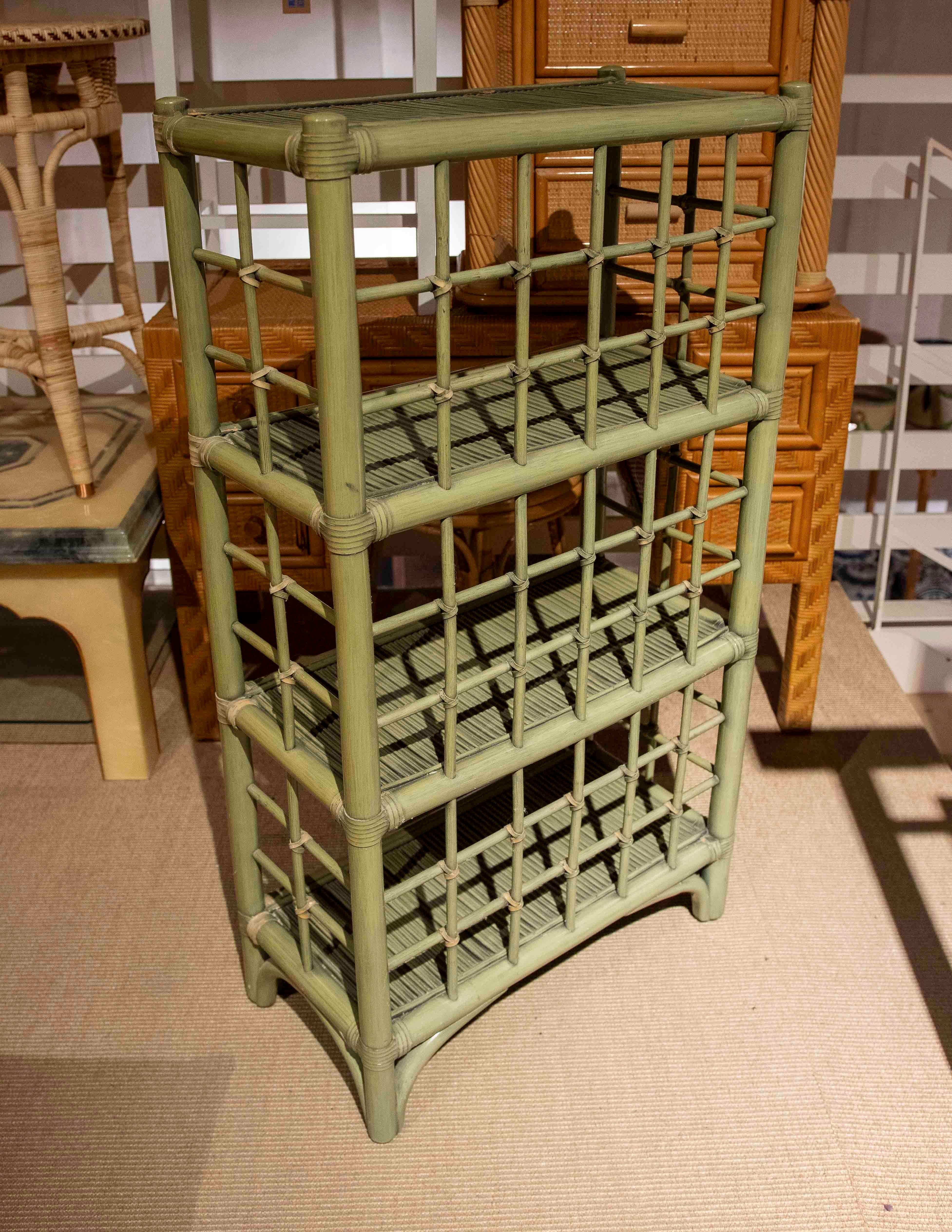 Vintage By By, étagère en bambou et rotin peinte en vert, années 1970 en vente 4