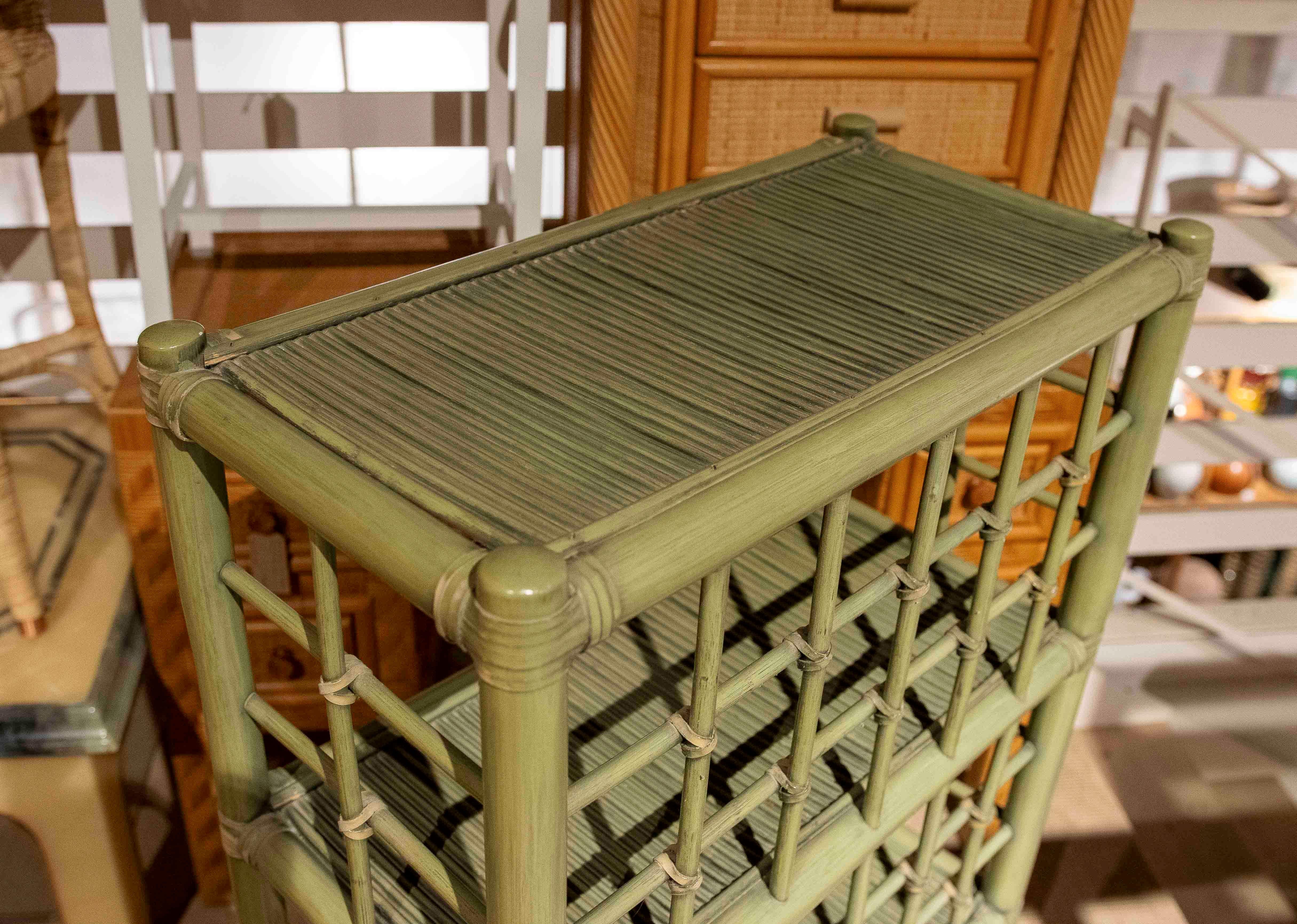 Vintage By By, étagère en bambou et rotin peinte en vert, années 1970 en vente 5