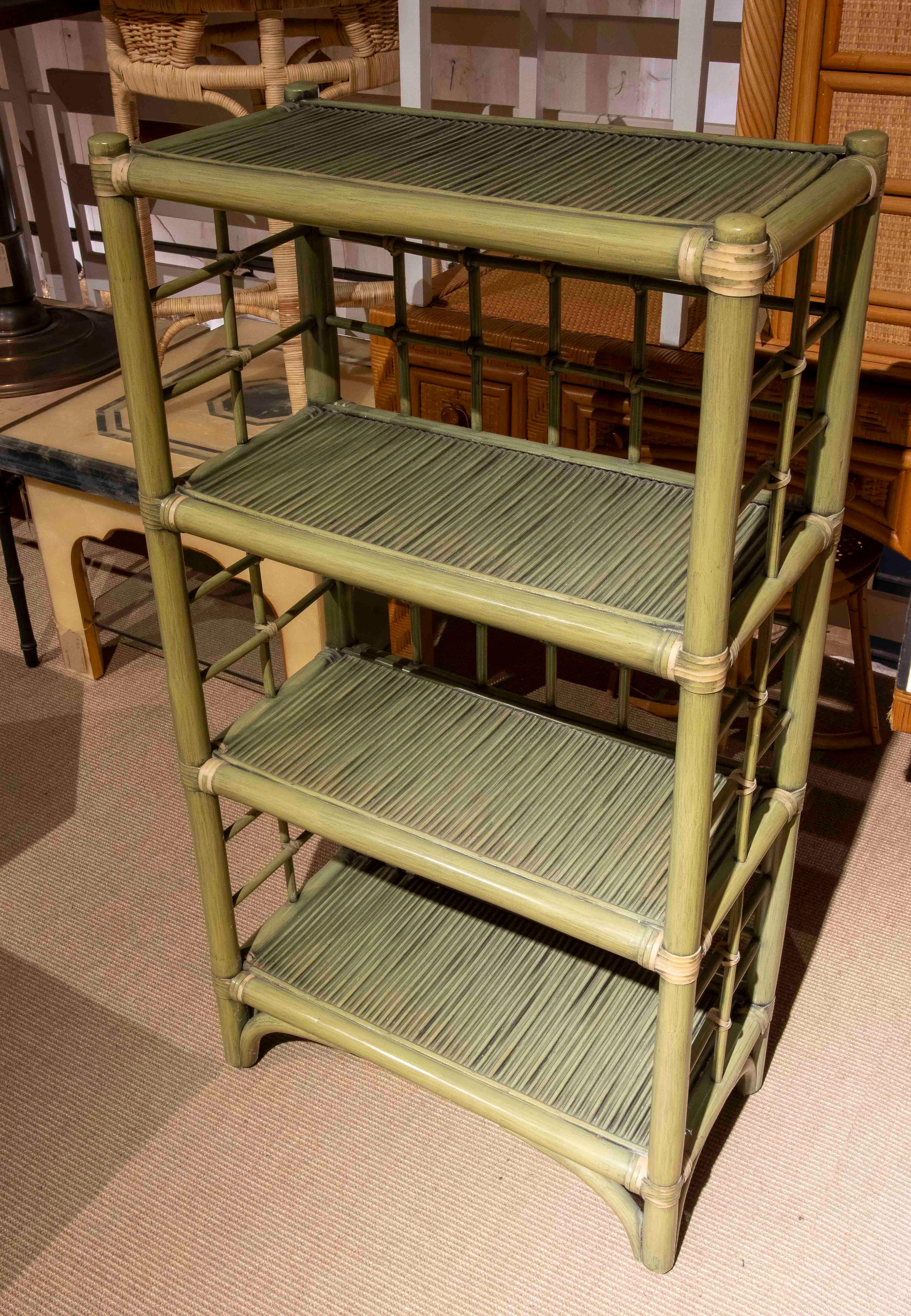 Espagnol Vintage By By, étagère en bambou et rotin peinte en vert, années 1970 en vente