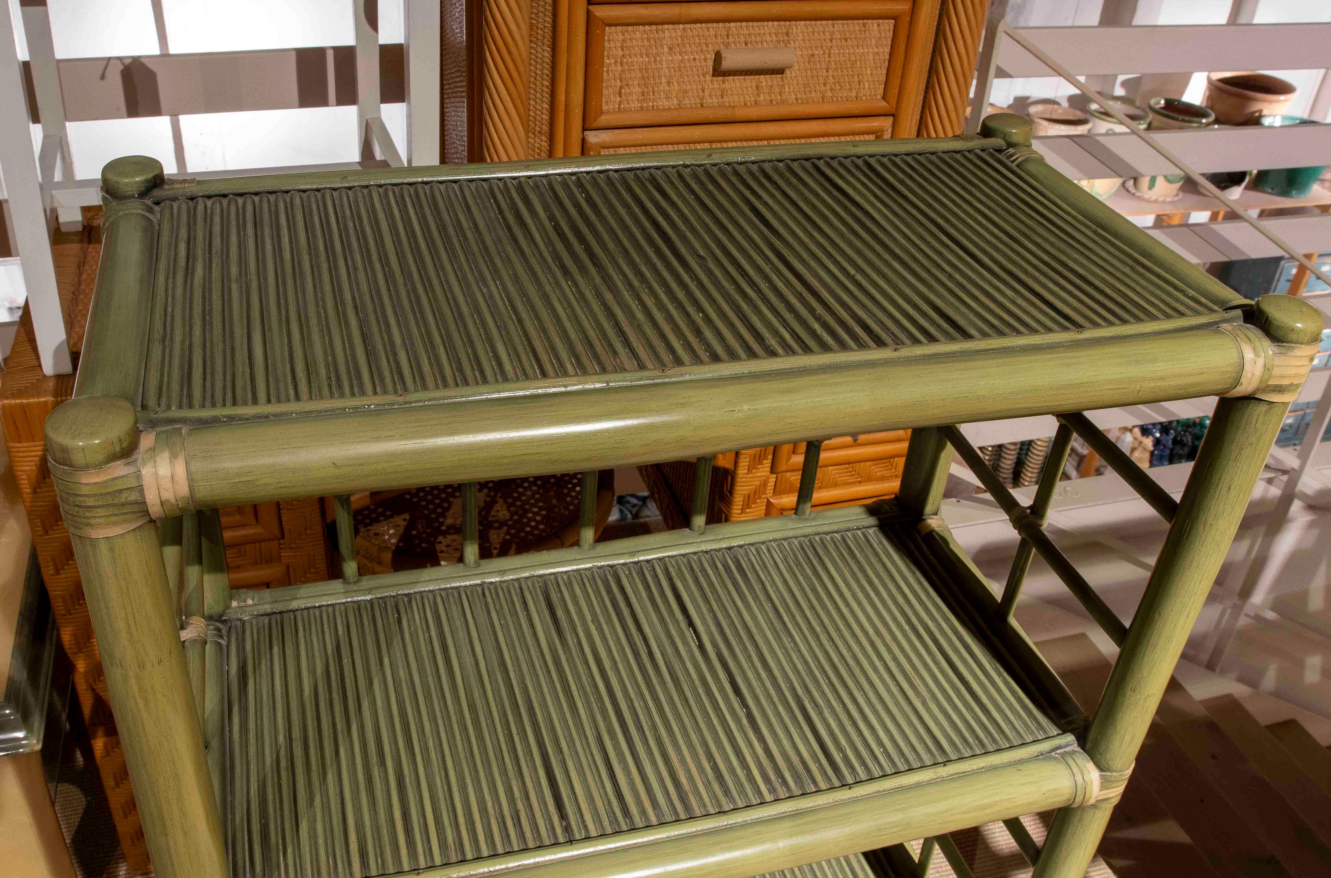 Vintage By By, étagère en bambou et rotin peinte en vert, années 1970 Bon état - En vente à Marbella, ES