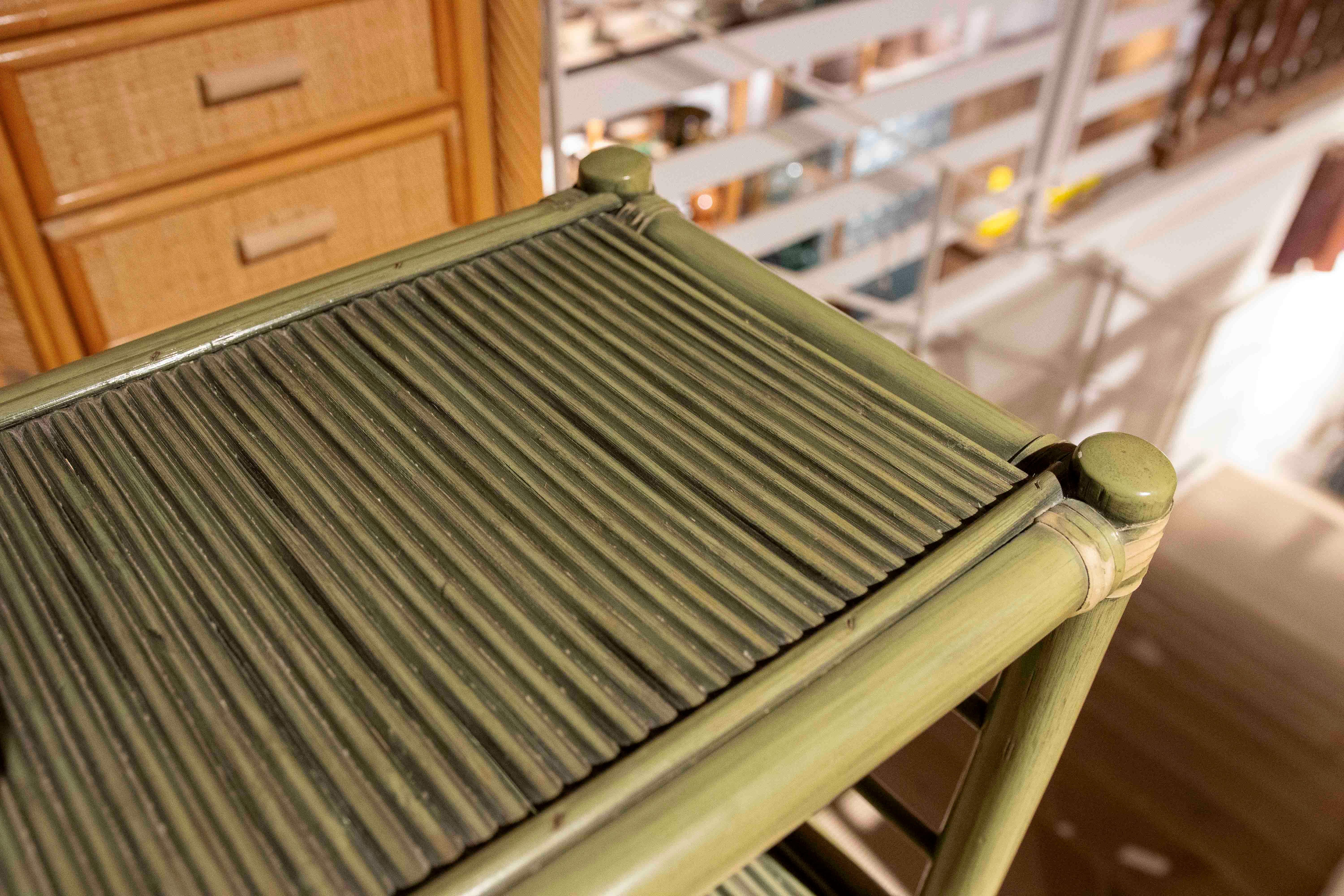 20ième siècle Vintage By By, étagère en bambou et rotin peinte en vert, années 1970 en vente