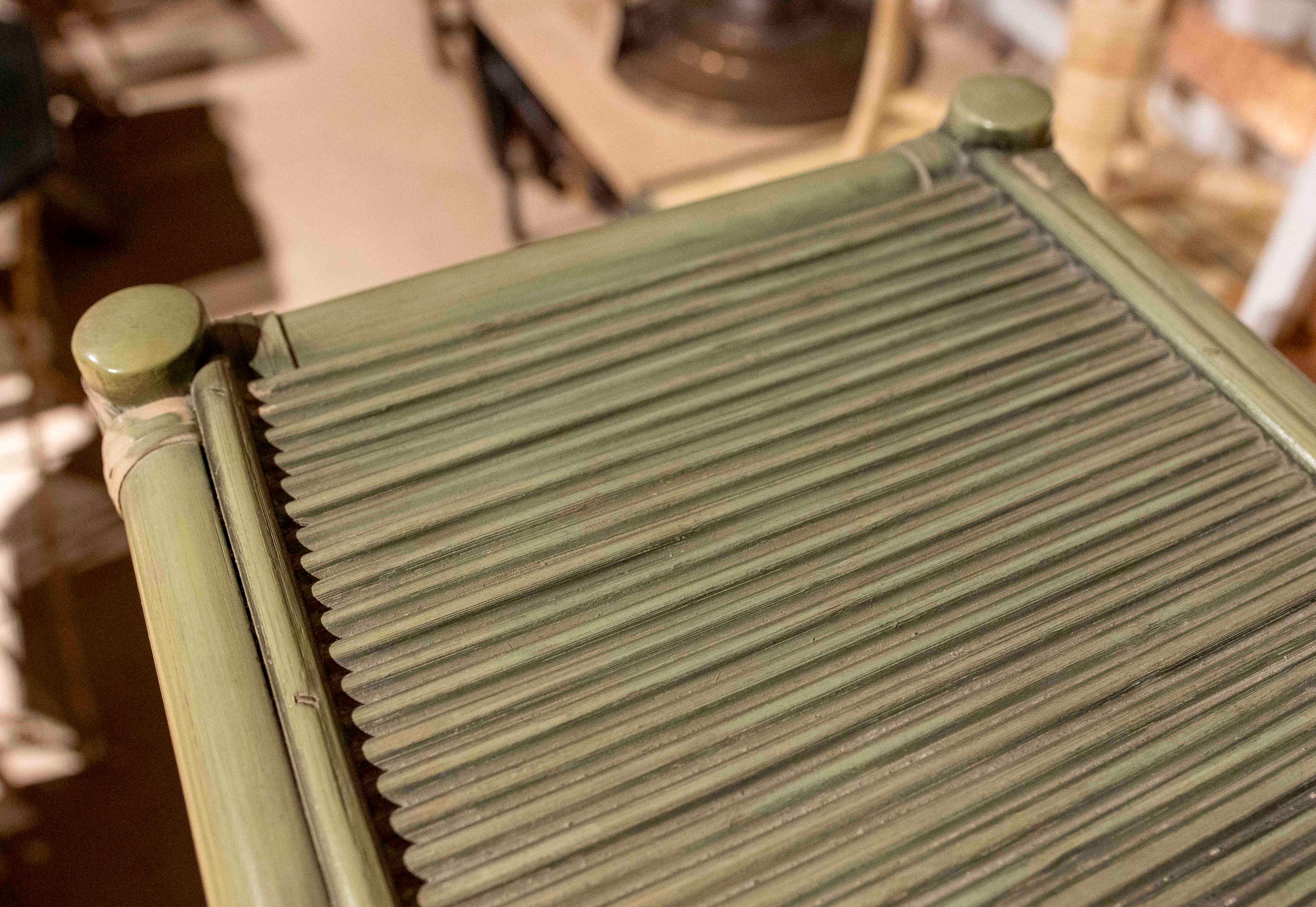 Bambou Vintage By By, étagère en bambou et rotin peinte en vert, années 1970 en vente