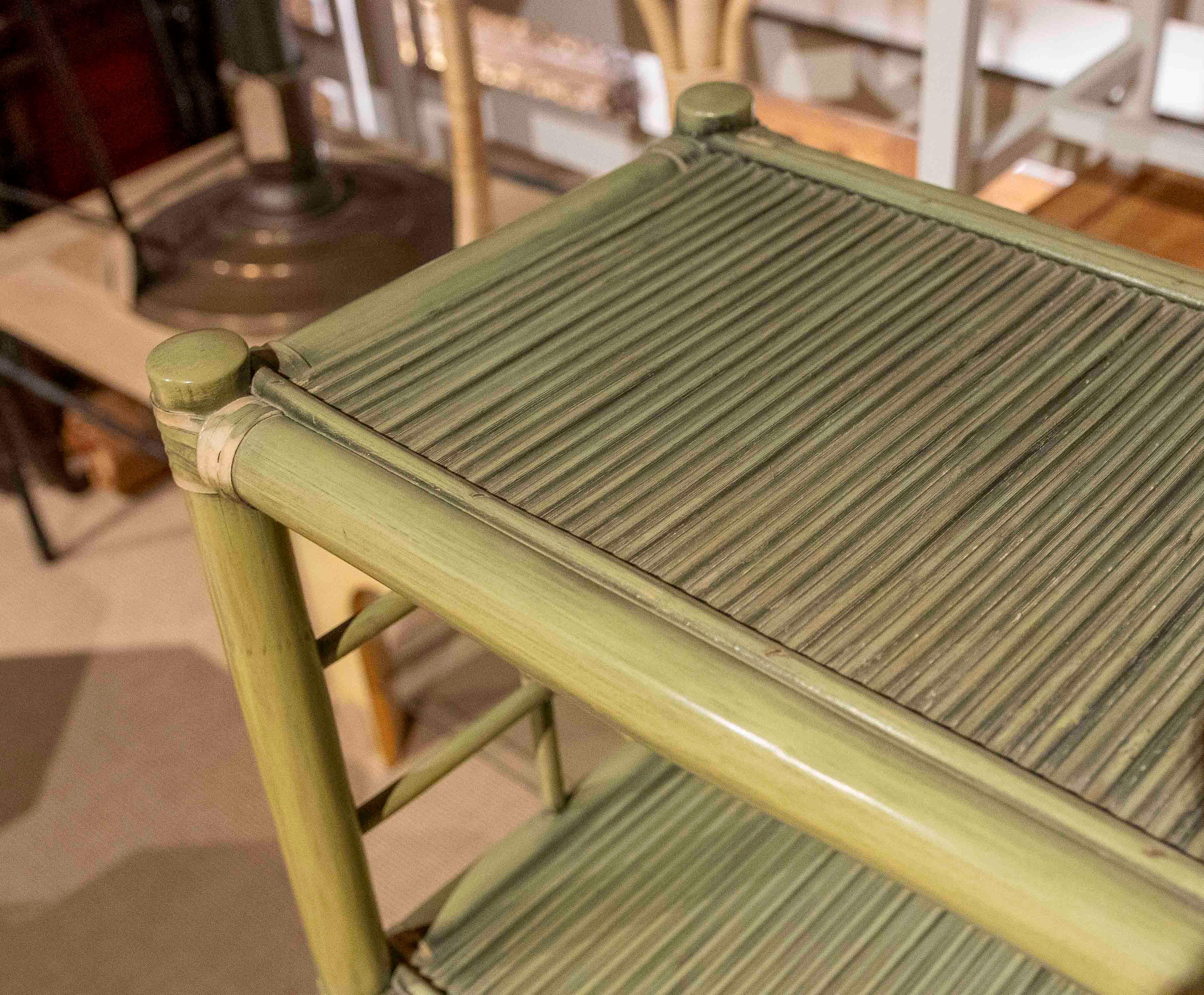 Vintage By By, étagère en bambou et rotin peinte en vert, années 1970 en vente 1