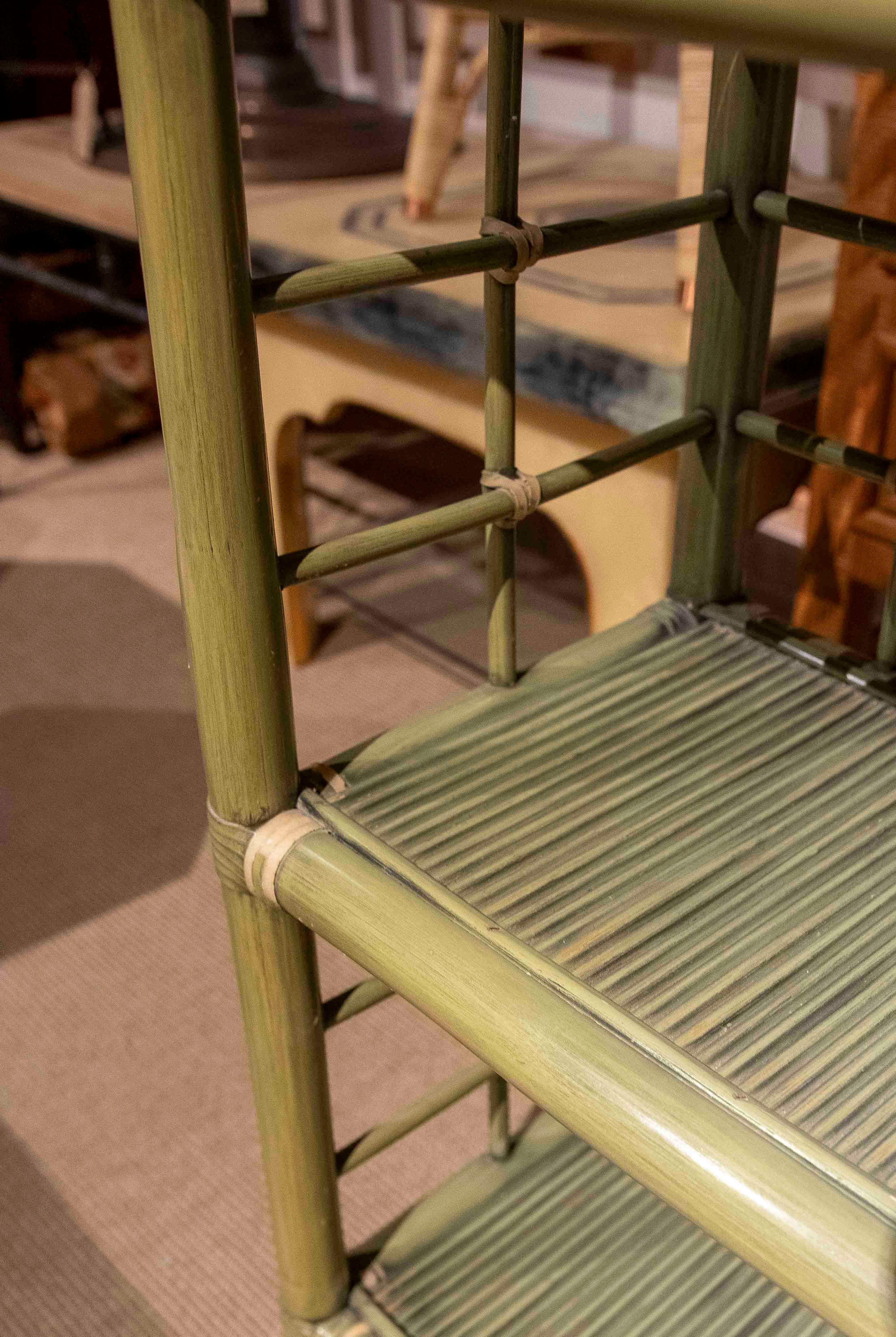 Vintage By By, étagère en bambou et rotin peinte en vert, années 1970 en vente 2