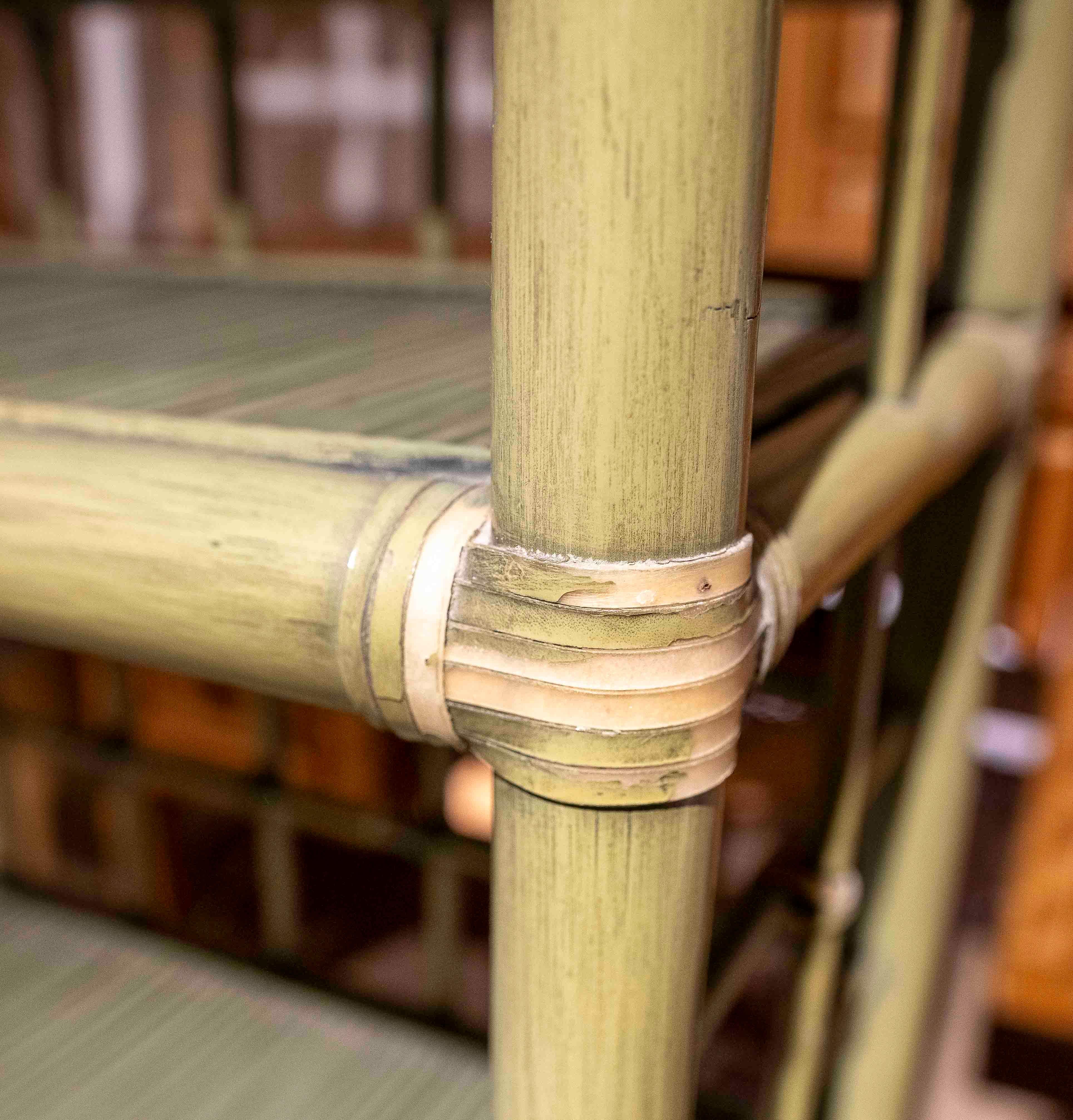 Vintage By By, étagère en bambou et rotin peinte en vert, années 1970 en vente 3