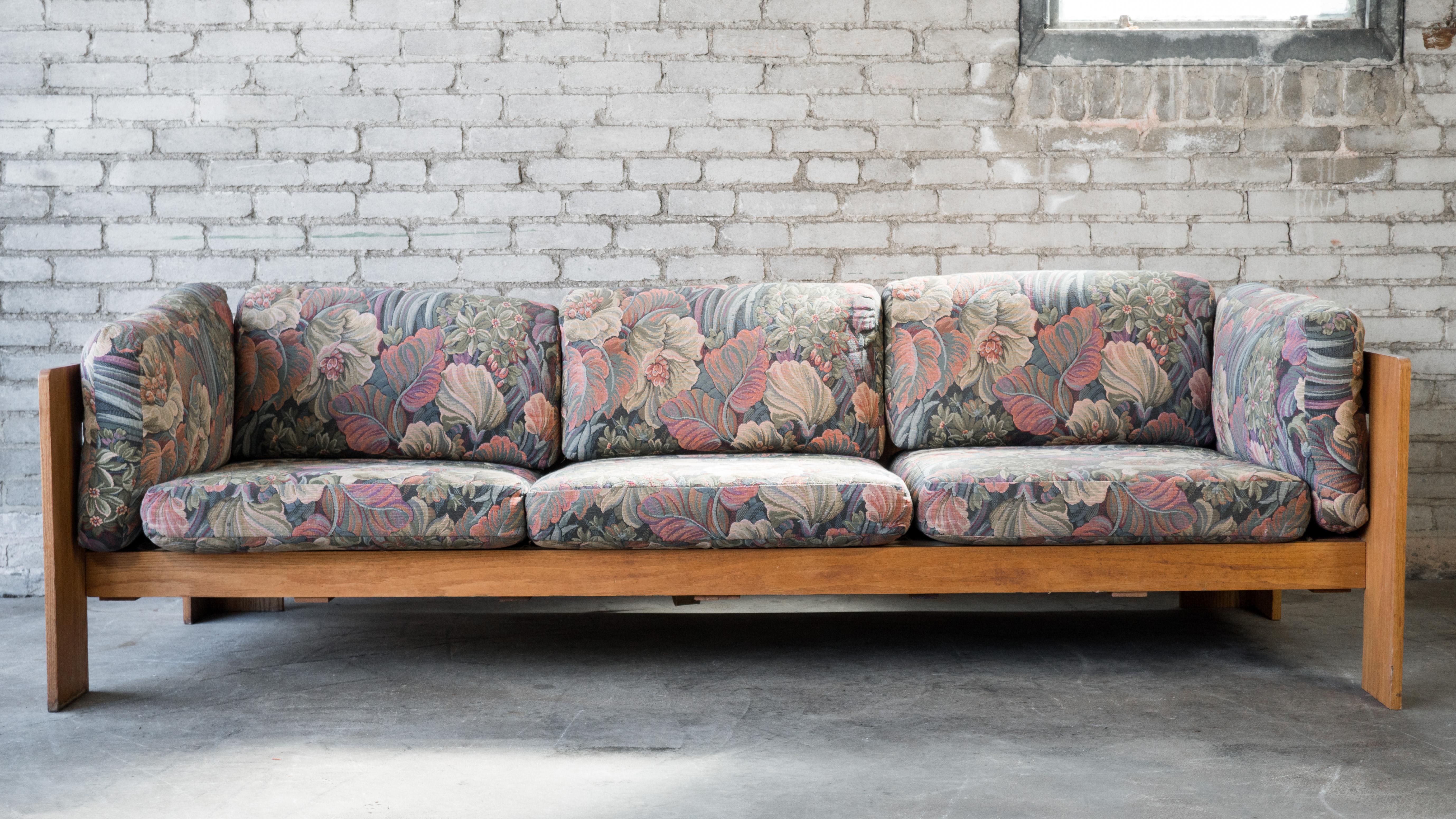 1970er Vintage Bastiano Stil Eiche Sofa im Zustand „Gut“ im Angebot in Boston, MA
