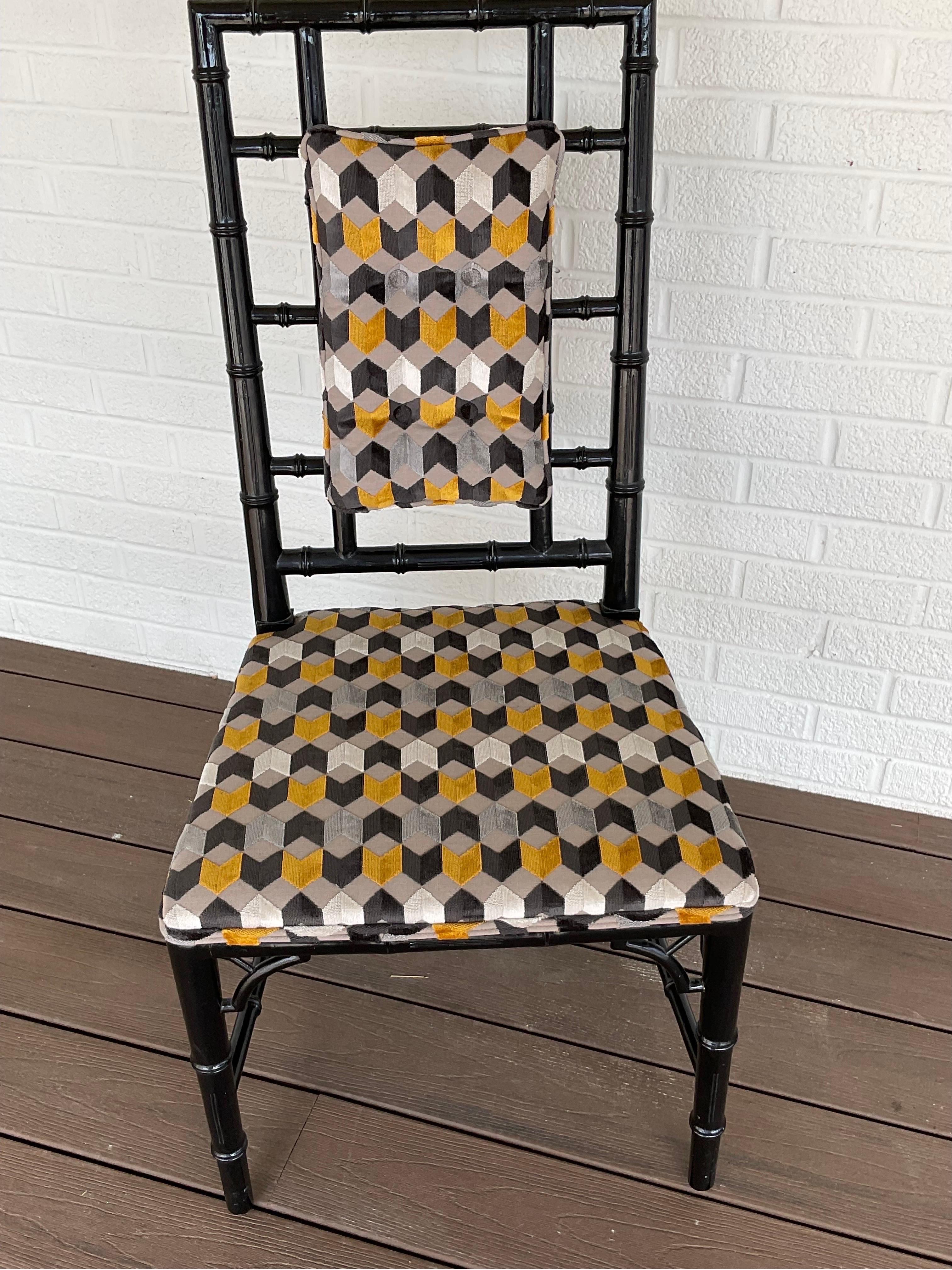 1970s Vintage Black lacquered Chinoiserie Faux Bamboo Chair In Excellent Condition For Sale In Hartville, OH