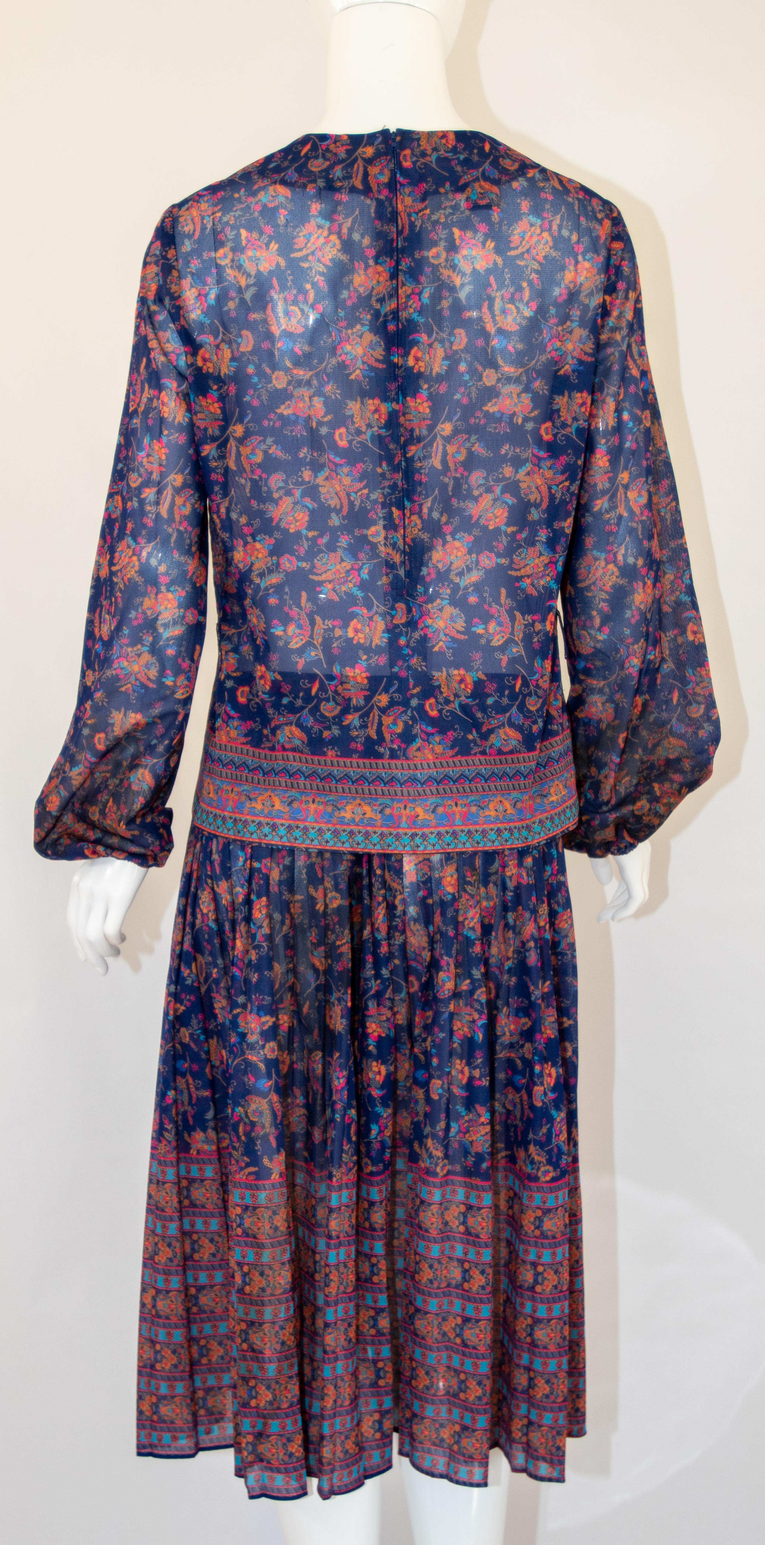 1970er Jahre Vintage böhmisches bedrucktes Vintage-Kleid mit Blumendruck Miss Magnin bei I. Magnin im Angebot 5