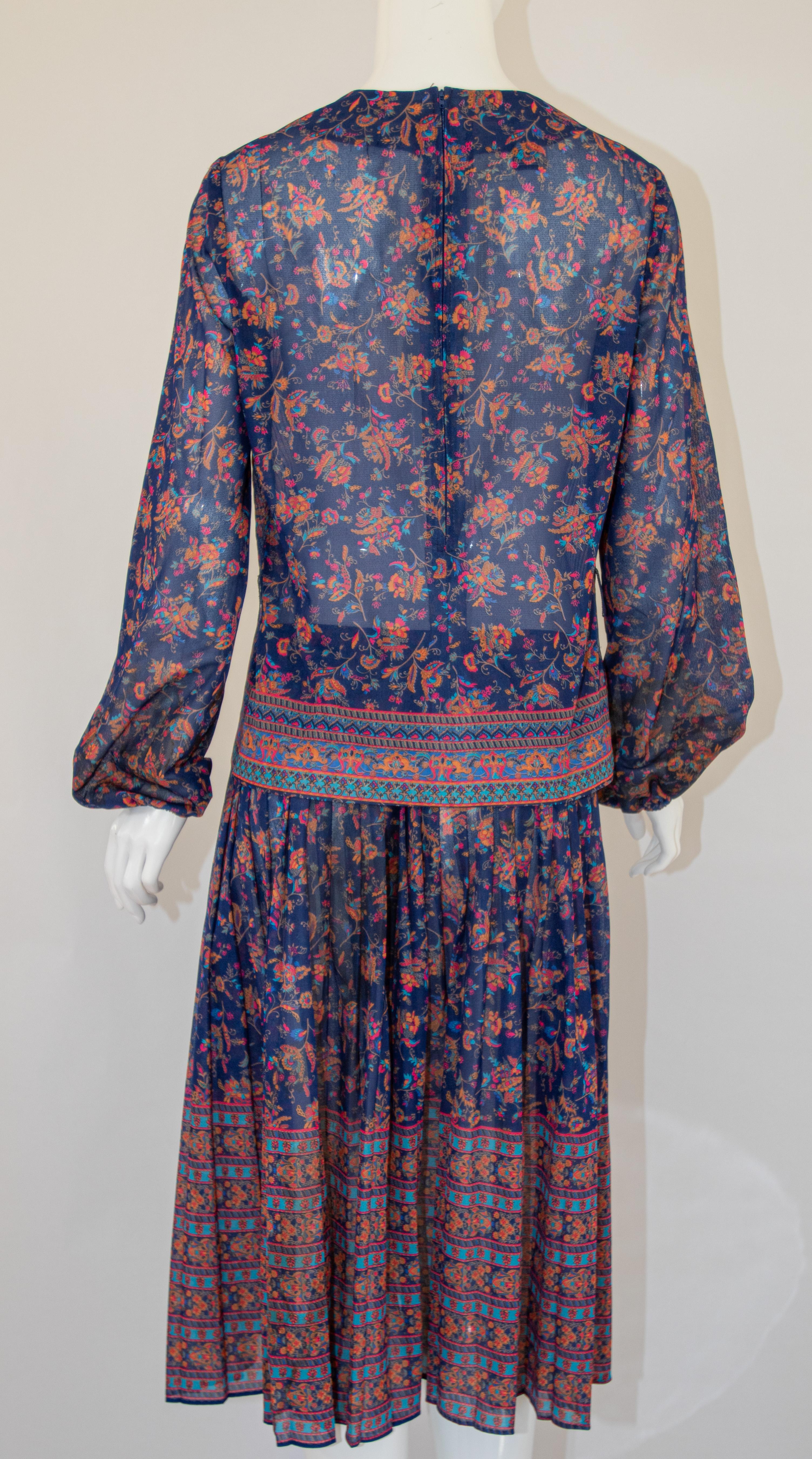 1970er Jahre Vintage böhmisches bedrucktes Vintage-Kleid mit Blumendruck Miss Magnin bei I. Magnin im Angebot 7