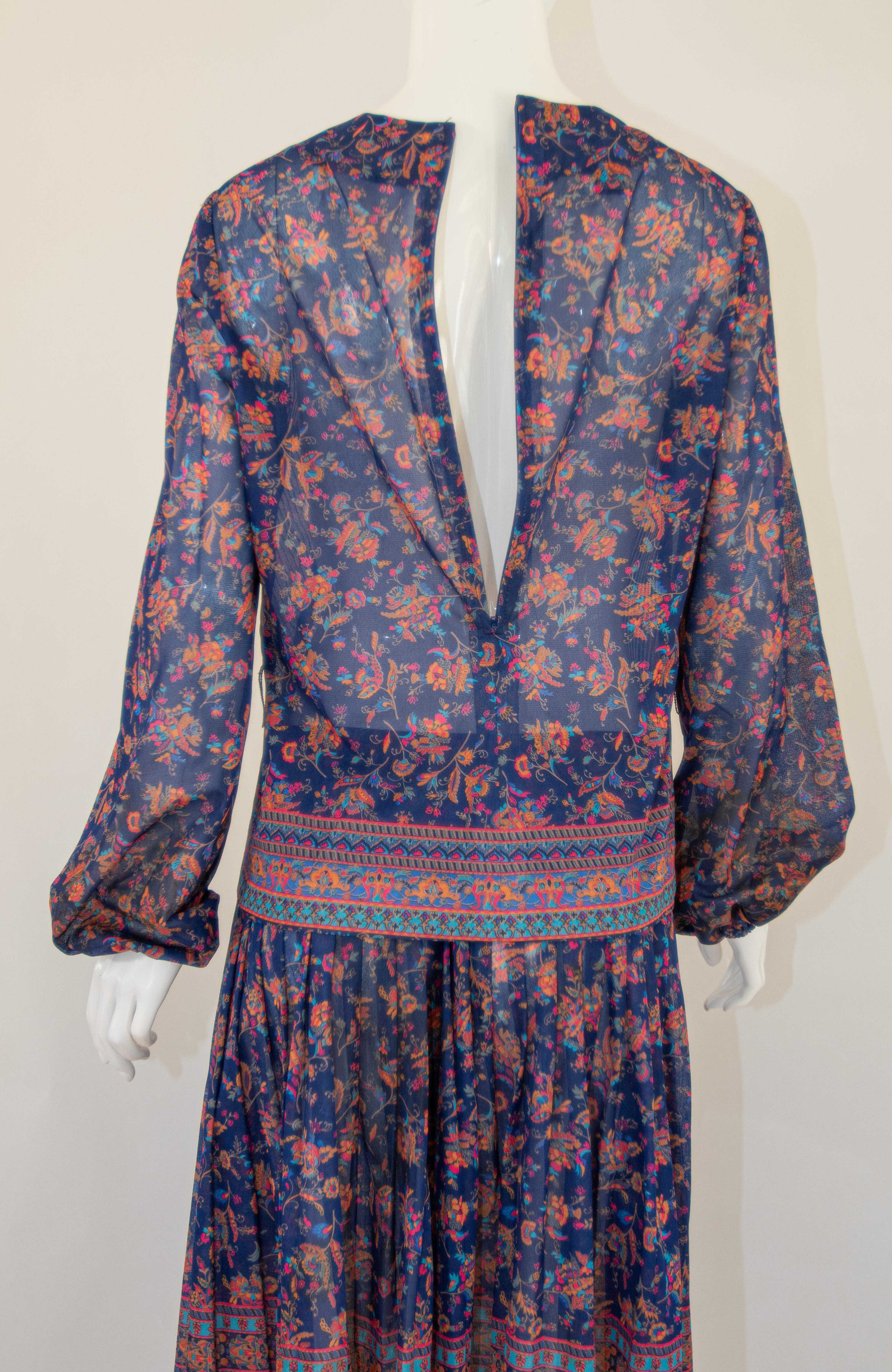1970er Jahre Vintage böhmisches bedrucktes Vintage-Kleid mit Blumendruck Miss Magnin bei I. Magnin im Angebot 8