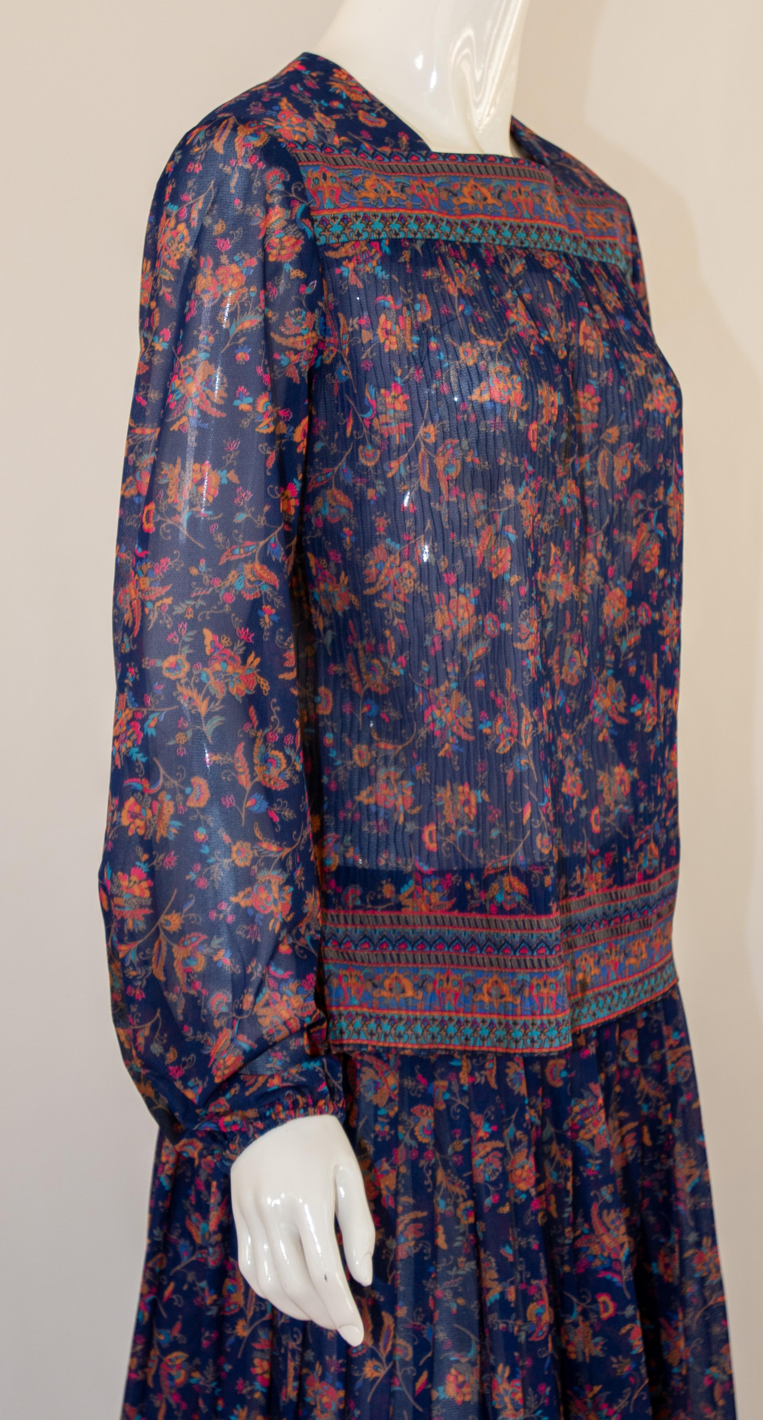 1970er Jahre Vintage böhmisches bedrucktes Vintage-Kleid mit Blumendruck Miss Magnin bei I. Magnin (Schwarz) im Angebot