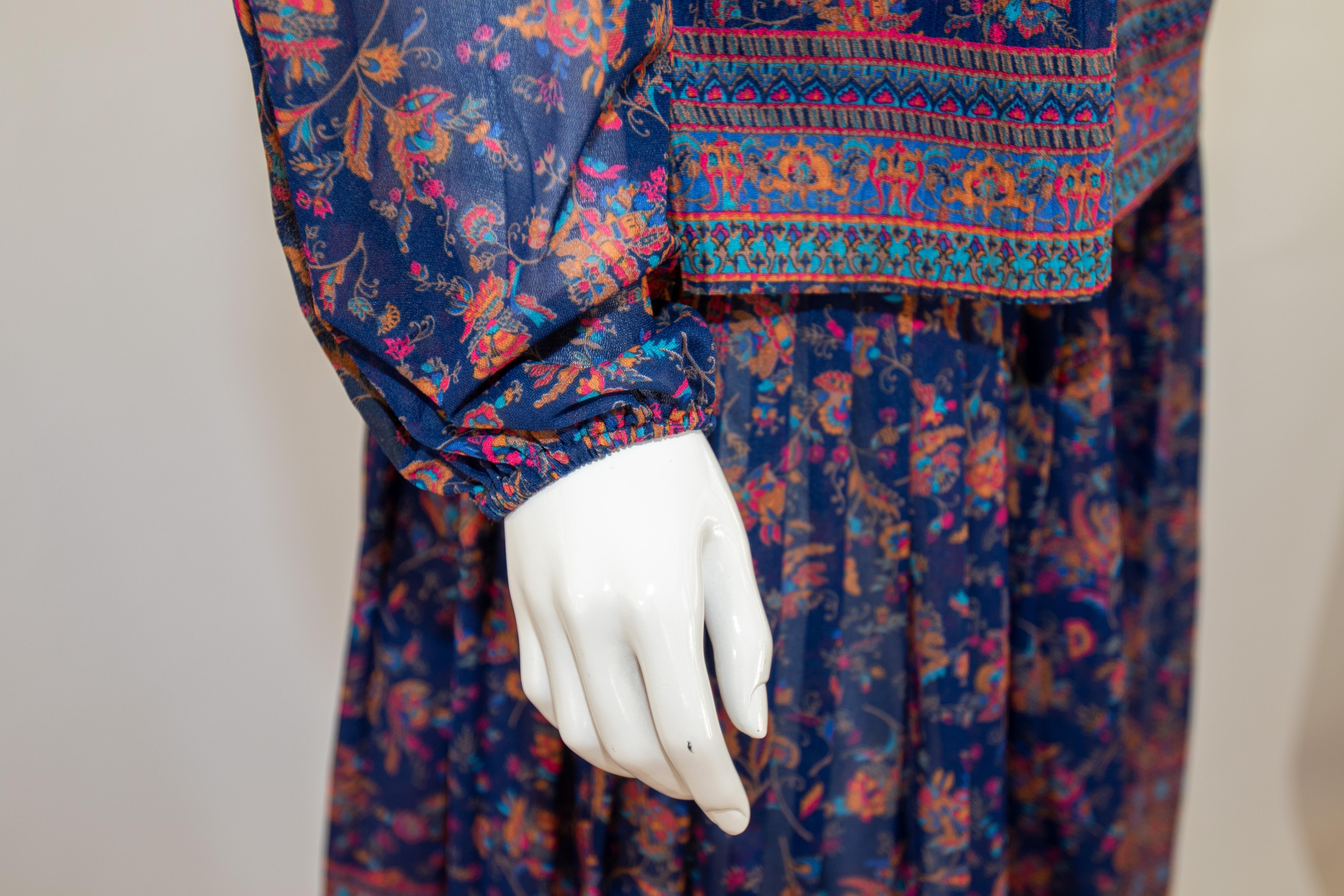 1970er Jahre Vintage böhmisches bedrucktes Vintage-Kleid mit Blumendruck Miss Magnin bei I. Magnin im Angebot 2