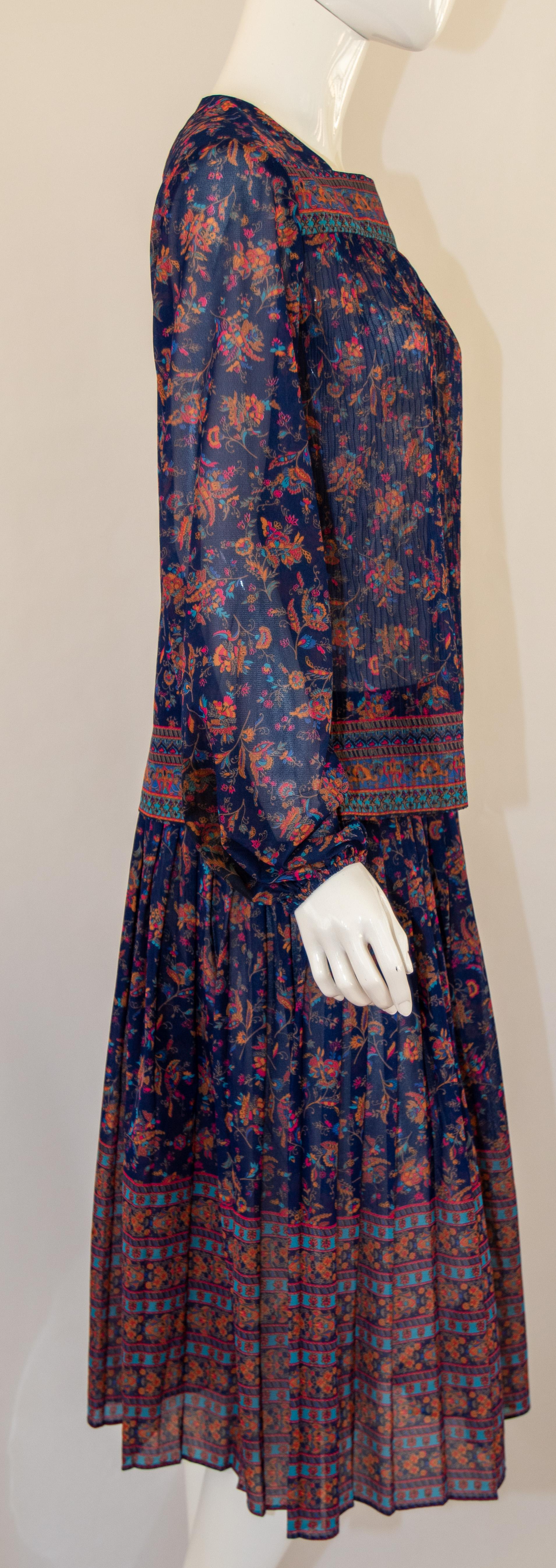 1970er Jahre Vintage böhmisches bedrucktes Vintage-Kleid mit Blumendruck Miss Magnin bei I. Magnin im Angebot 4