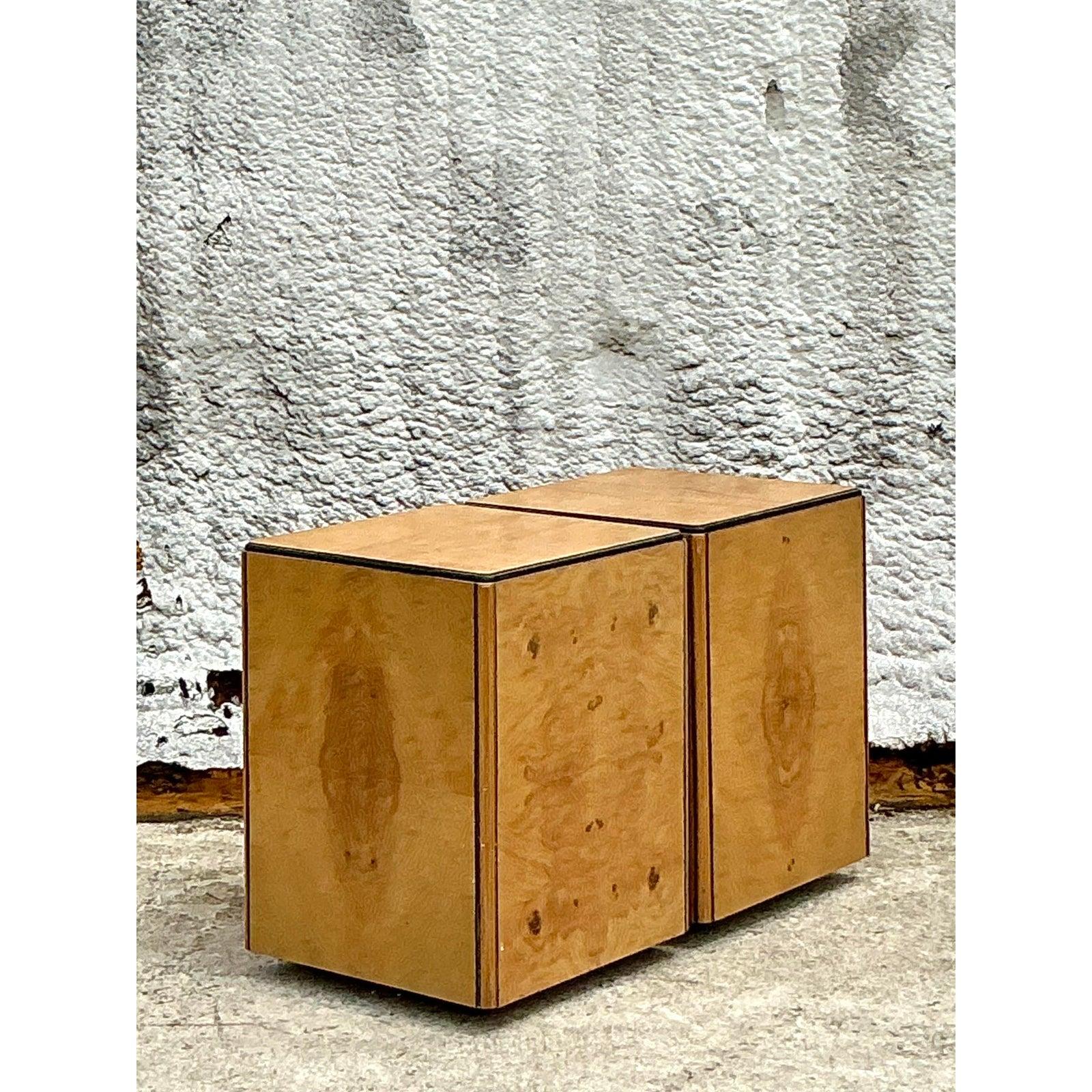 Verleihen Sie Ihrem Raum einen Hauch von organischer Eleganz mit diesem auffälligen Paar Beistelltische aus Vintage-Maserholz von Henredon. Mit ihrer geometrischen, trapezförmigen Silhouette, den klaren Linien, den Rollen und der reichen
