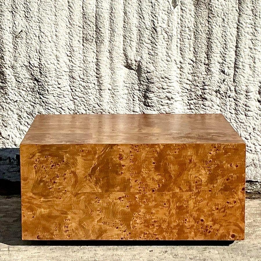 Cette table basse rectangulaire en bois de ronce dégage un charme bohème avec son grain de bois saisissant et ses textures naturelles. La silhouette épurée allie l'élégance rustique à l'attrait moderne, ce qui en fait une pièce maîtresse polyvalente