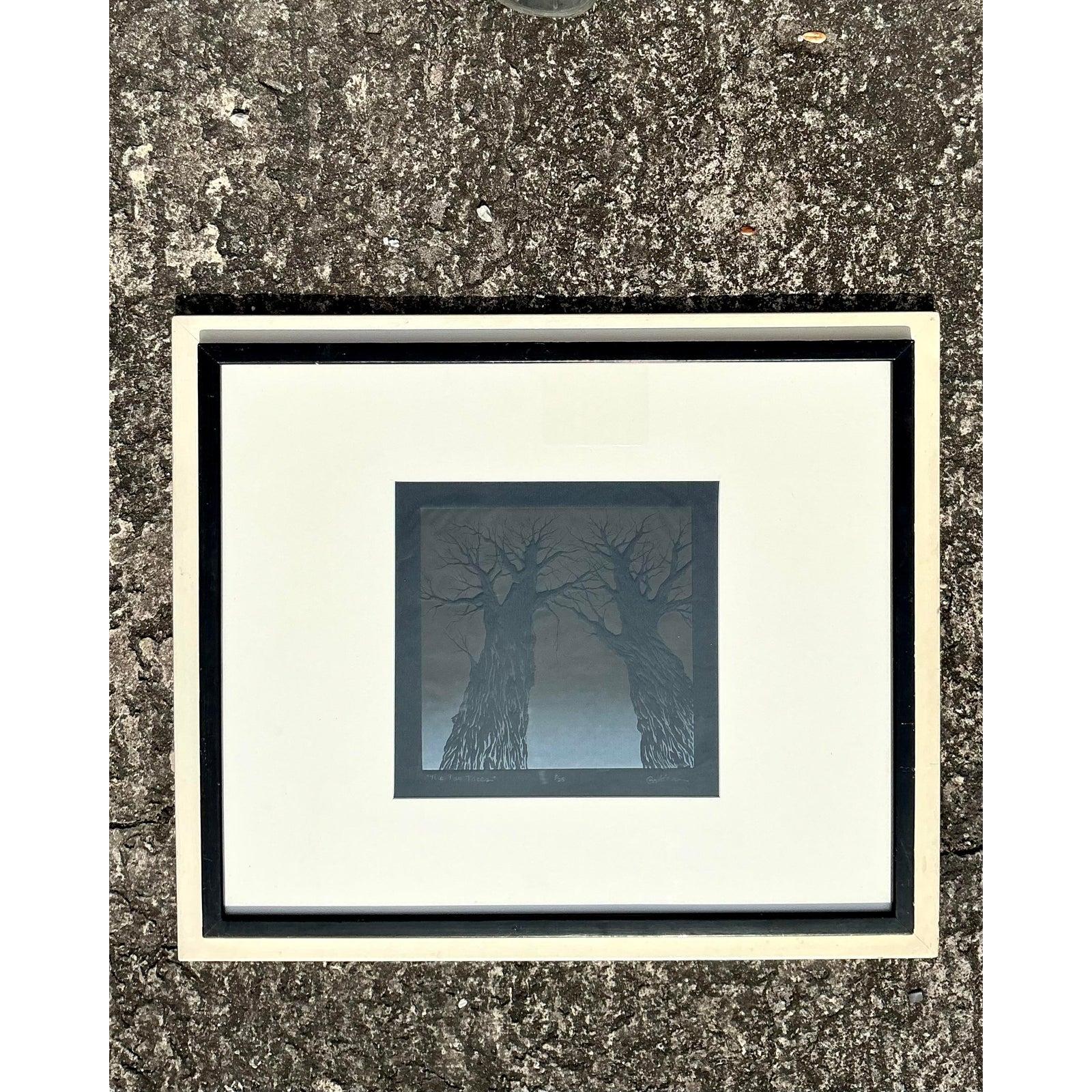 Verleihen Sie Ihrem Raum einen Hauch von natürlicher Eleganz und kontemplativem Charme mit dieser Boho-Baumlithografie im Vintage-Stil, die mit Bedacht in einem eleganten Schattenbox-Design gerahmt ist. Die schwarz-weiße Komposition fängt die