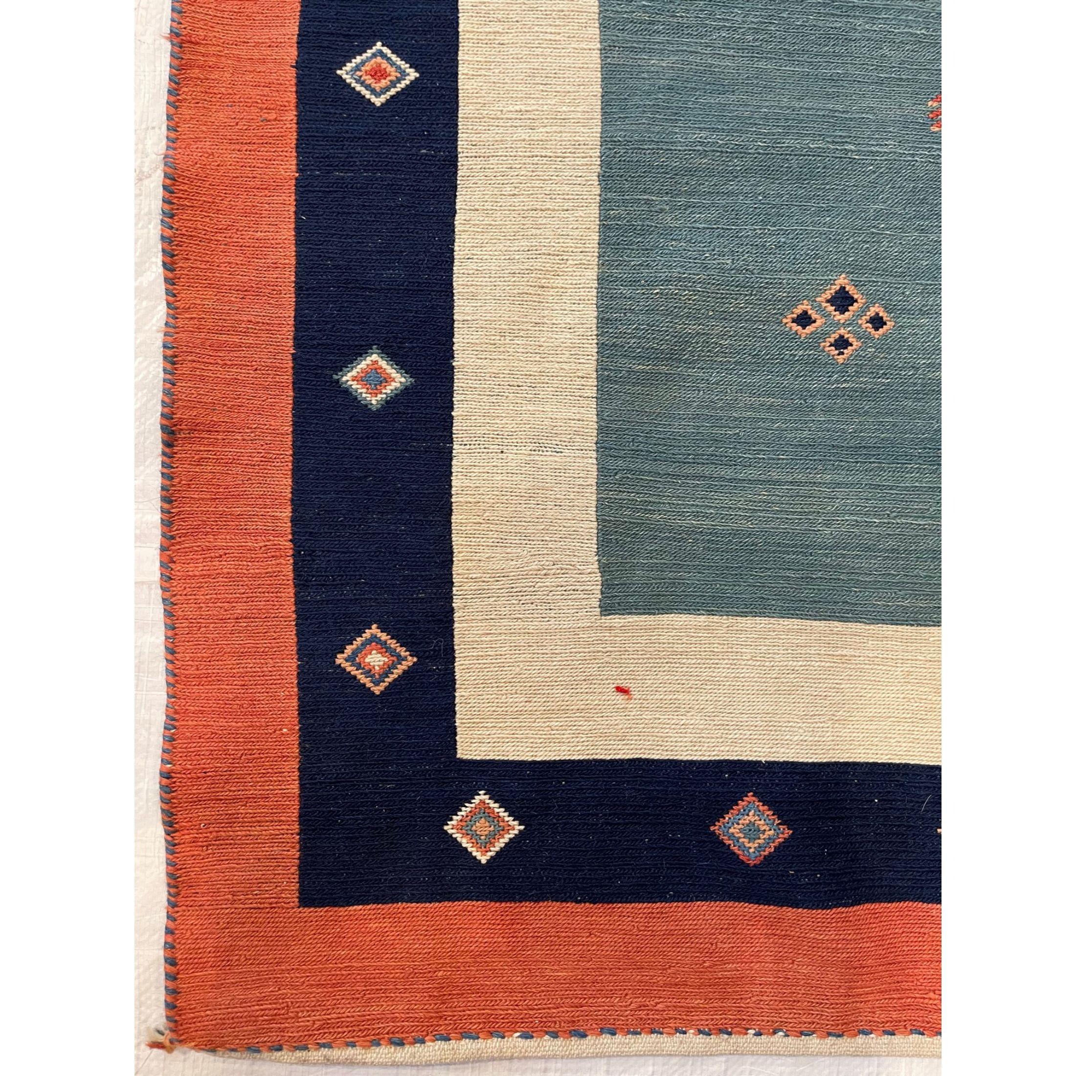 1970er Vintage Kilim-Teppich mit Bordüren (Stammeskunst) im Angebot