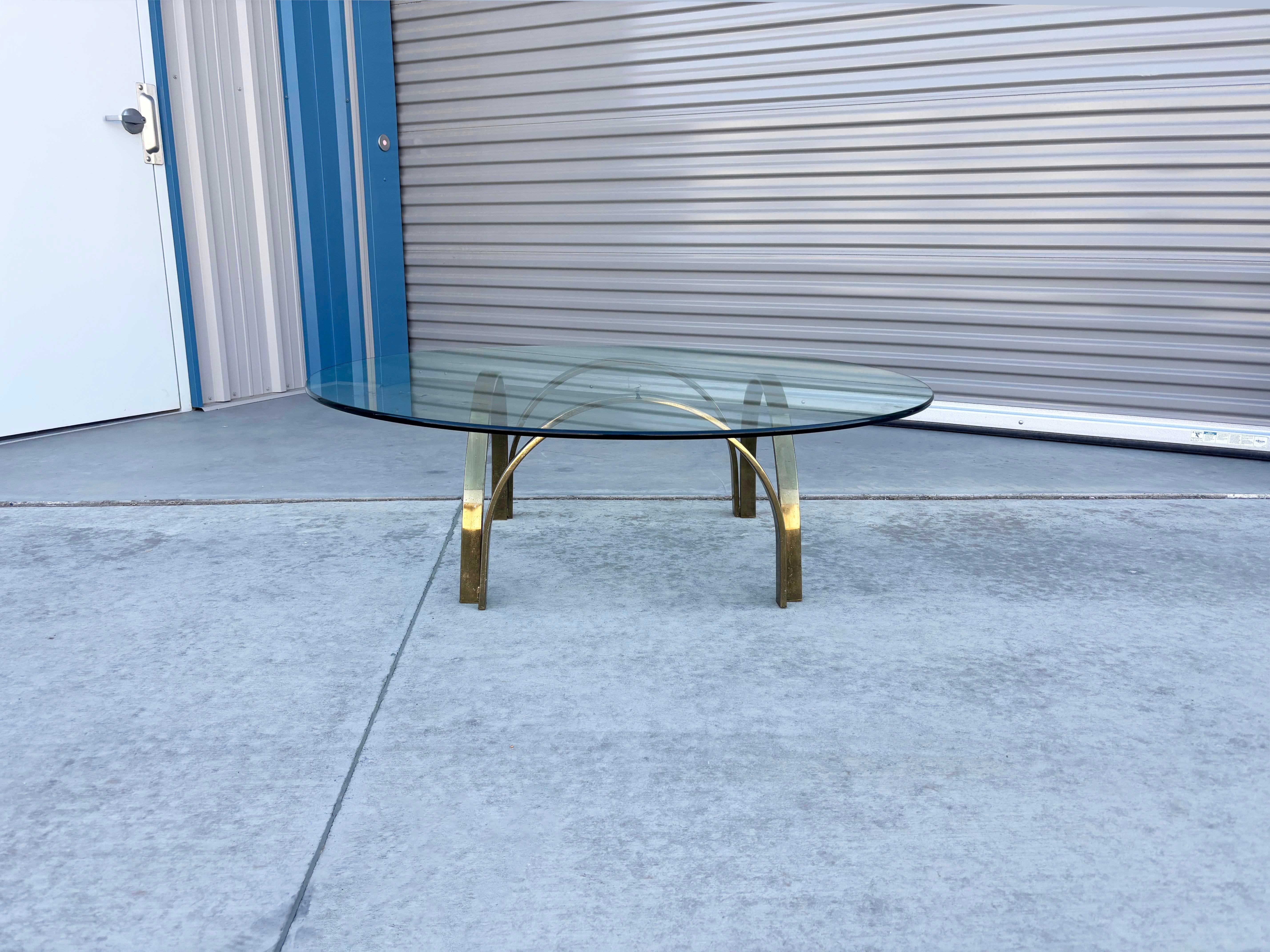 ✨ Vintage Brass & Glass Glamour ✨

Cette étonnante table basse vintage en laiton et verre est un véritable témoignage d'élégance intemporelle. Doté d'un plateau rond en verre qui flotte sans effort au-dessus d'un socle sculptural en laiton, il