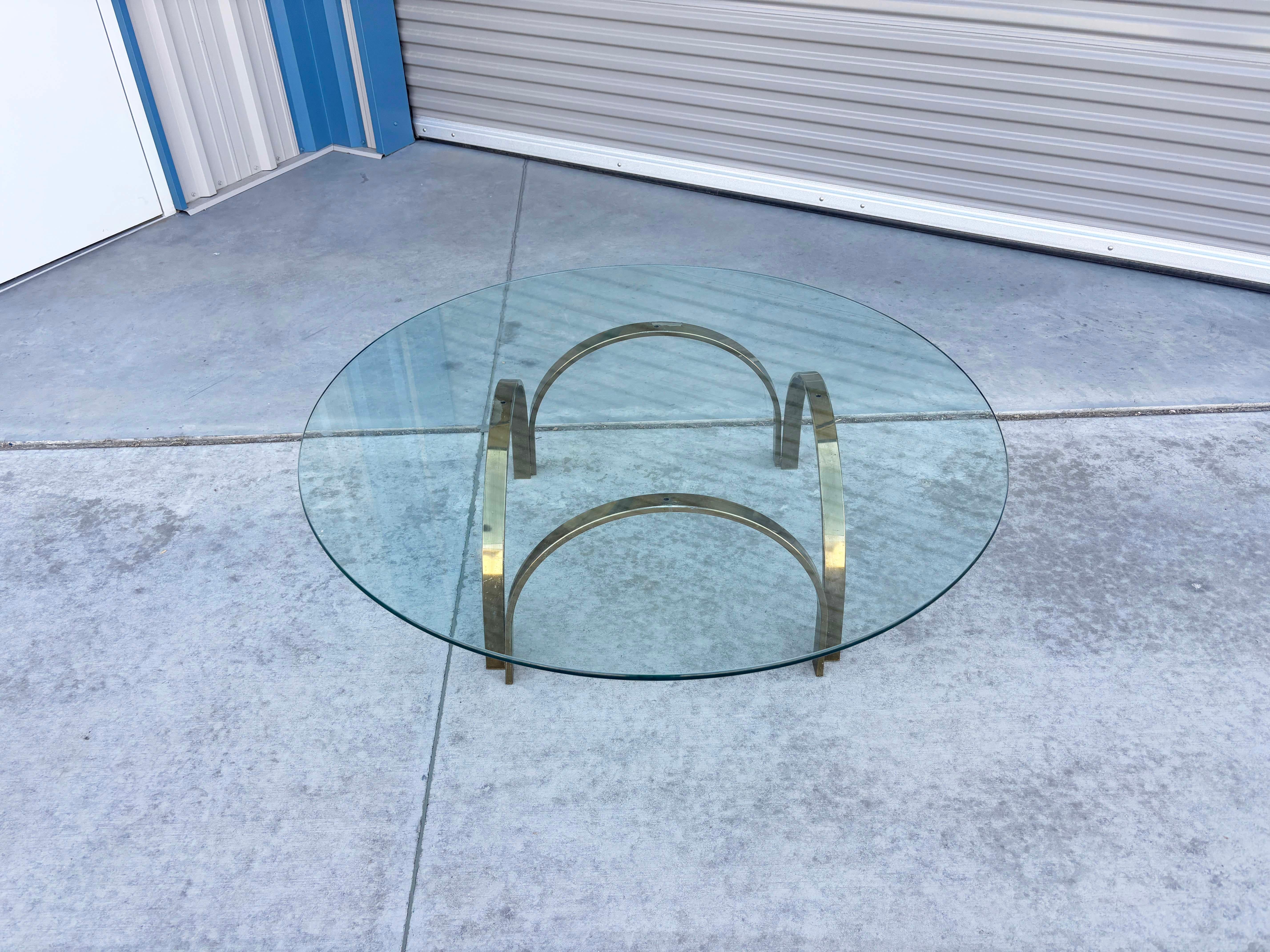 Mid-Century Modern Table basse en laiton et verre vintage des années 1970 en vente