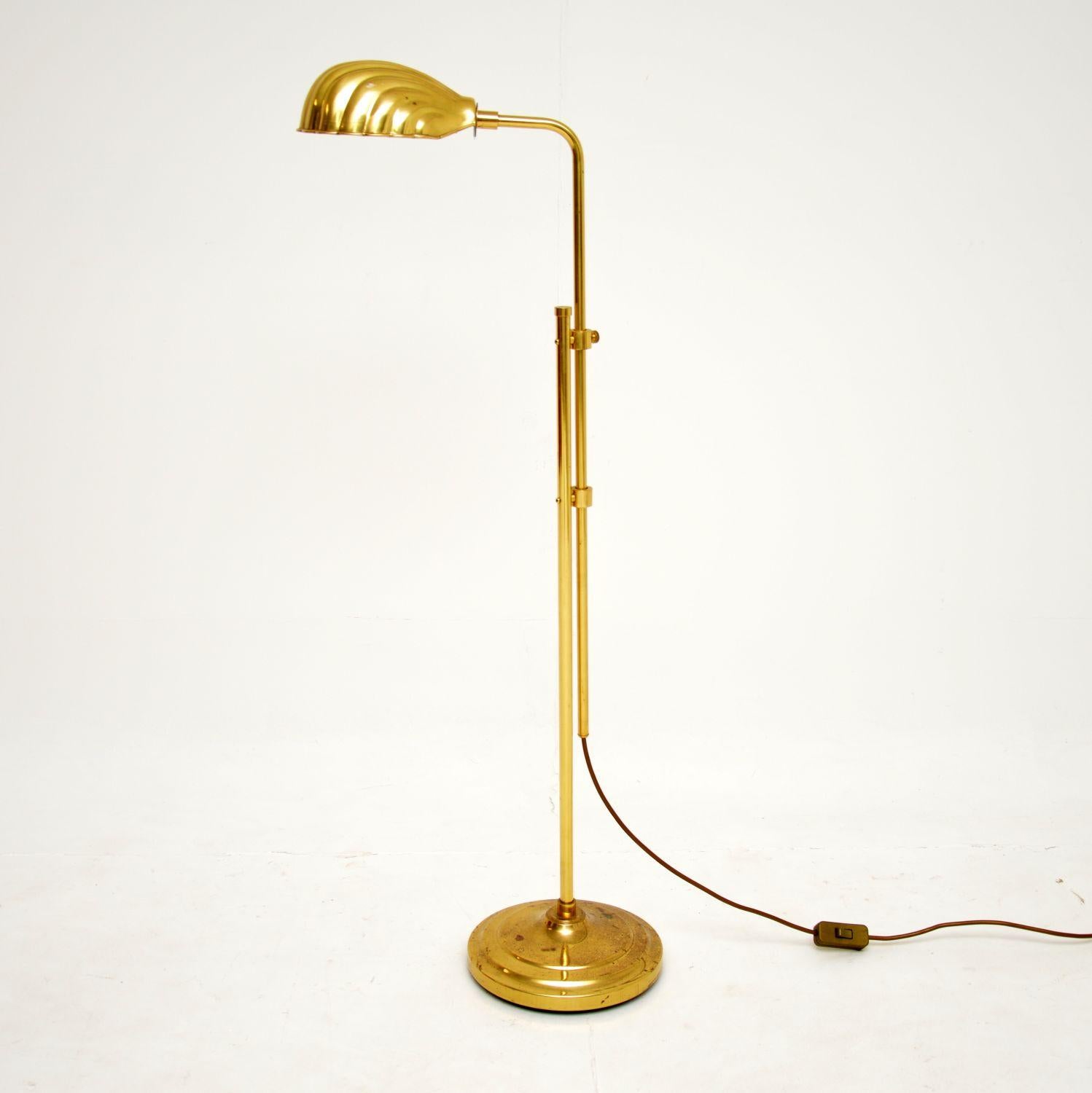 A stylish and very well made vintage rise and fall floor lamp in brass. This was made in England, it dates from the 1970’s.

It is of lovely quality, with a clam shell shade, this has a smart mechanism to raise and lower it.

It is in great vintage