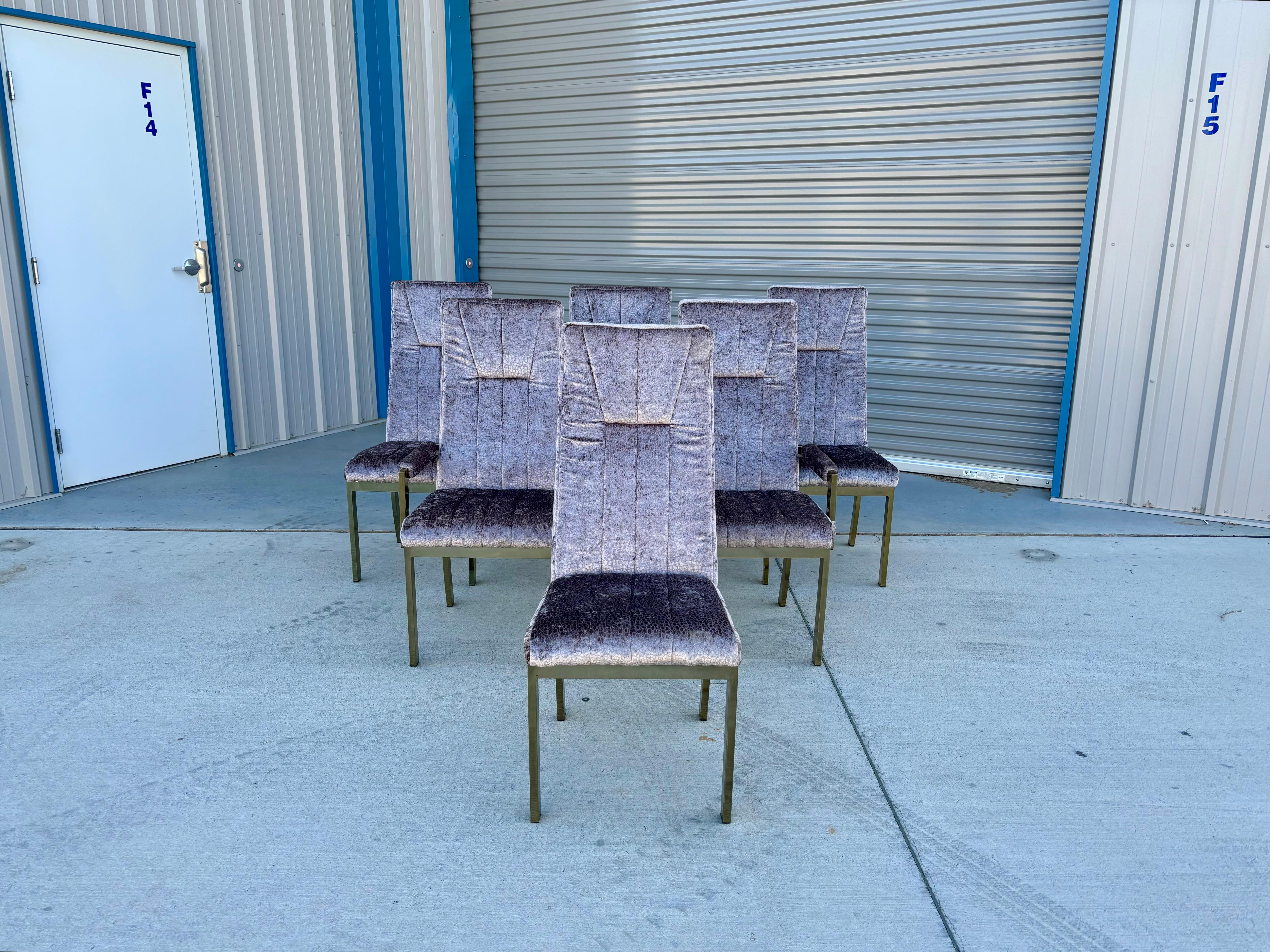 Magnifique ensemble de chaises de salle à manger vintage en laiton, qui comprend six chaises. Chaque chaise est dotée d'une base en laiton qui lui confère une allure élégante et intemporelle. Les chaises ont été conçues aux États-Unis dans les