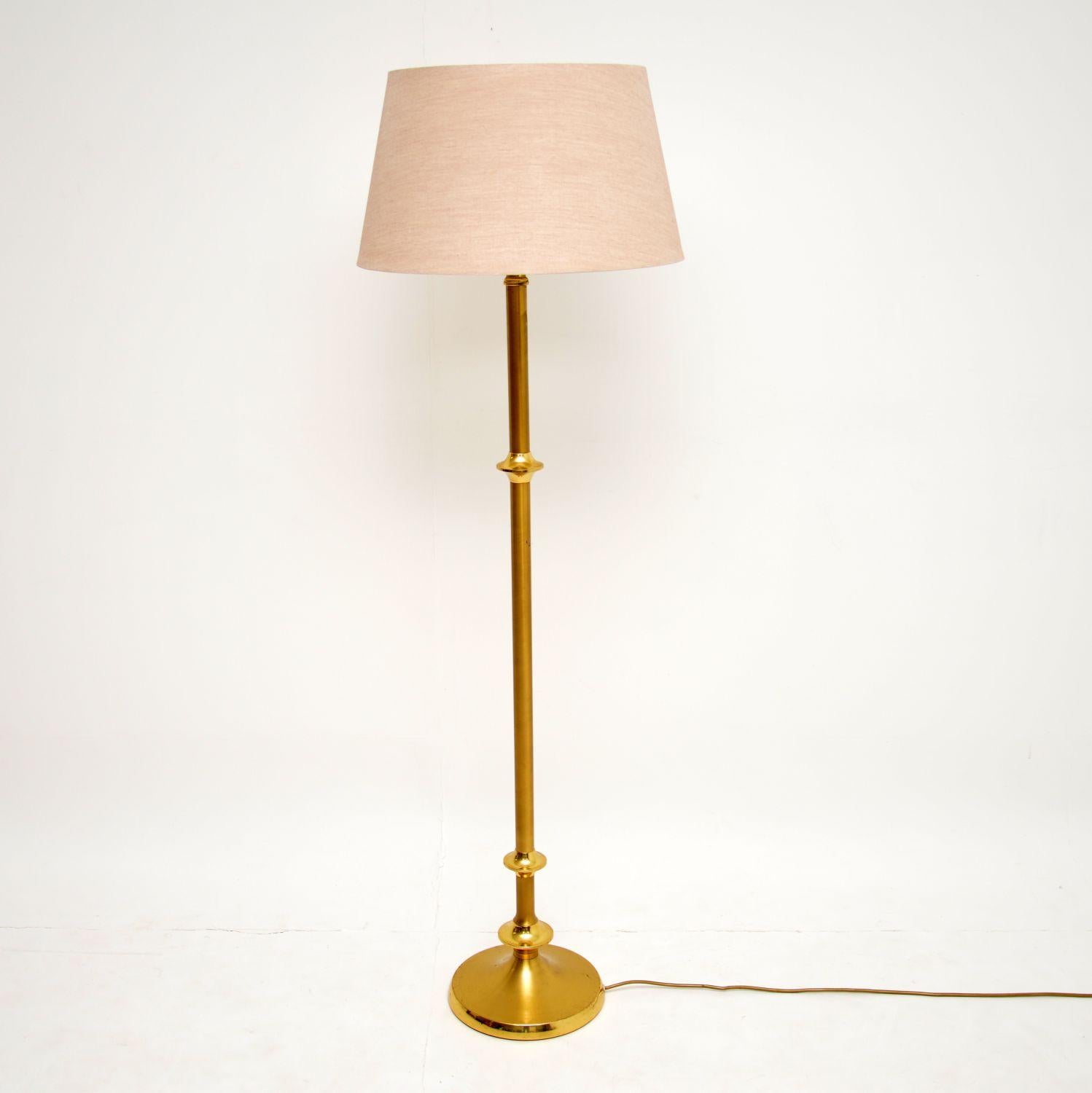 A beautifully styled vintage brass floor lamp, this dates from circa 1970s.

It’s in nice original condition, the brass has some minor surface wear here and there, there are one or two minor dings on the base.

We have paired this with a high