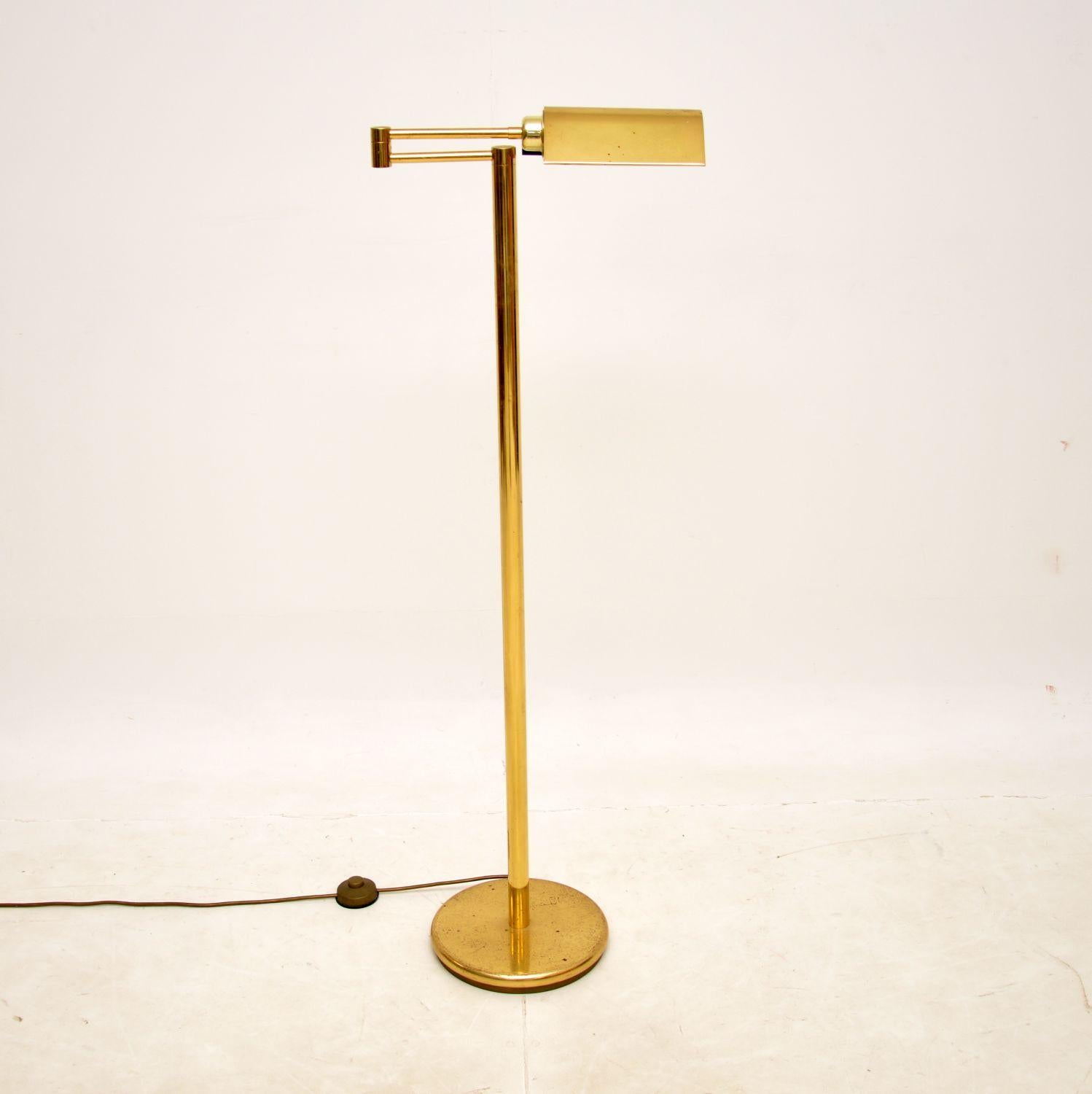 A stylish and very well made vintage brass reading lamp. This was made in England, it dates from the 1970s.

The quality is fantastic, this is solid brass and has an adjustable lamp shade that can swivel and tilt.

The condition is excellent for