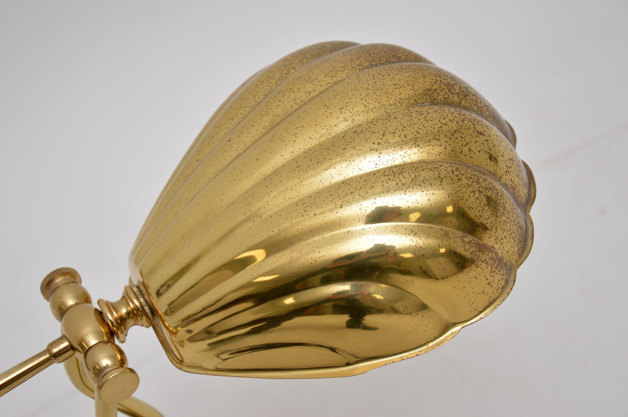 1970s Vintage Brass Scalloped Desk Lamp In Good Condition In London, GB