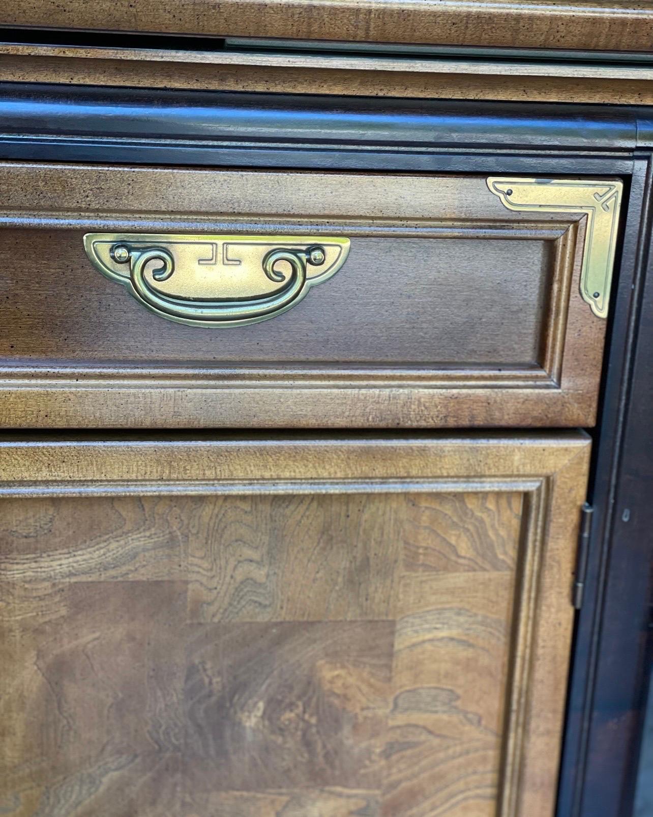 Ciliegio Vintage Broyhill anni '70 Ming Dynasty Collection'S Chinoiserie Bar in vendita